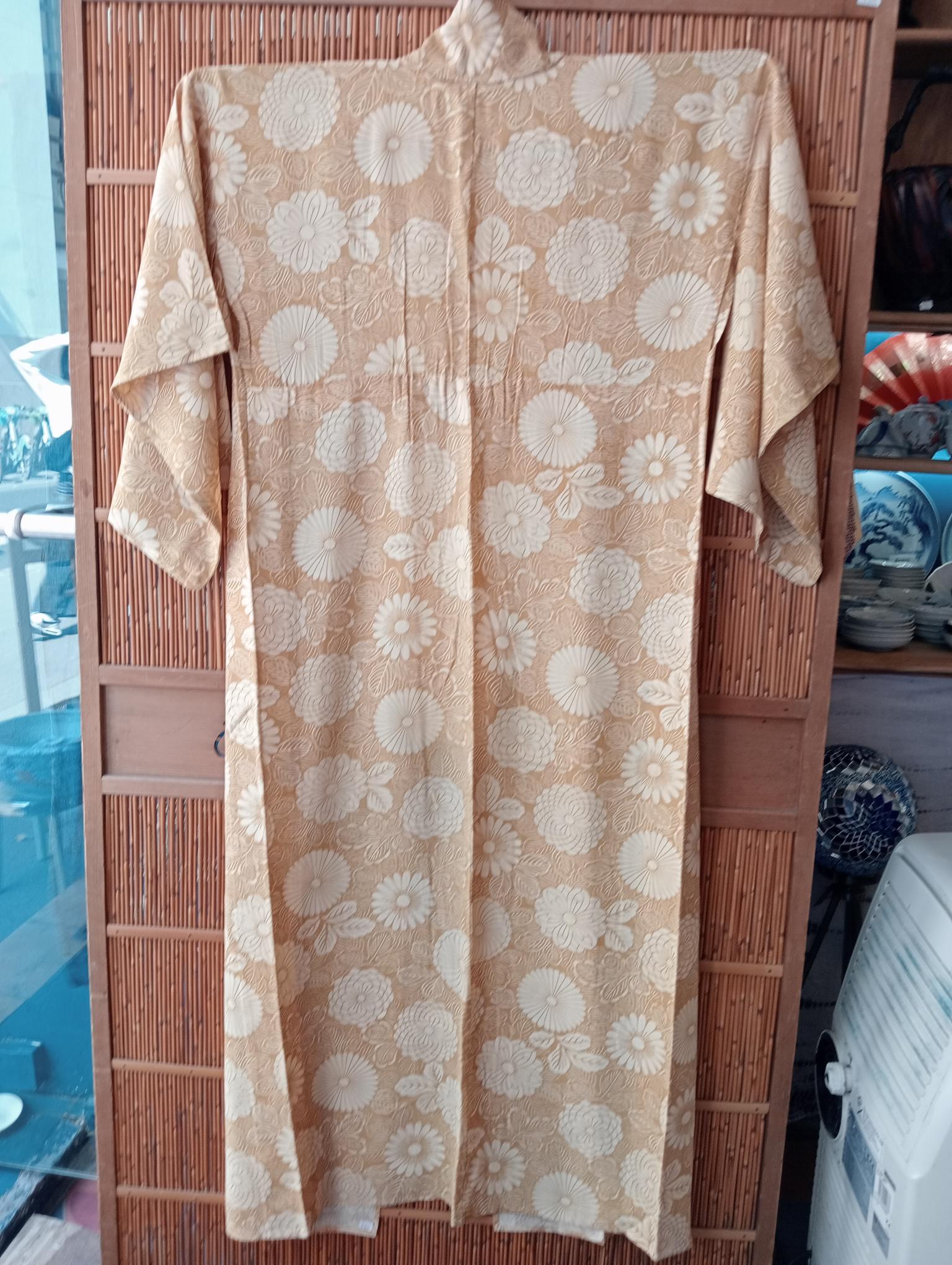 Si tratta di un kimono di seta da donna realizzato in Giappone nell'epoca Showa, intorno agli anni Settanta.

Il kimono è un indumento tradizionale giapponese e l'abito nazionale del Giappone. Il kimono è un indumento avvolto sul davanti con maniche