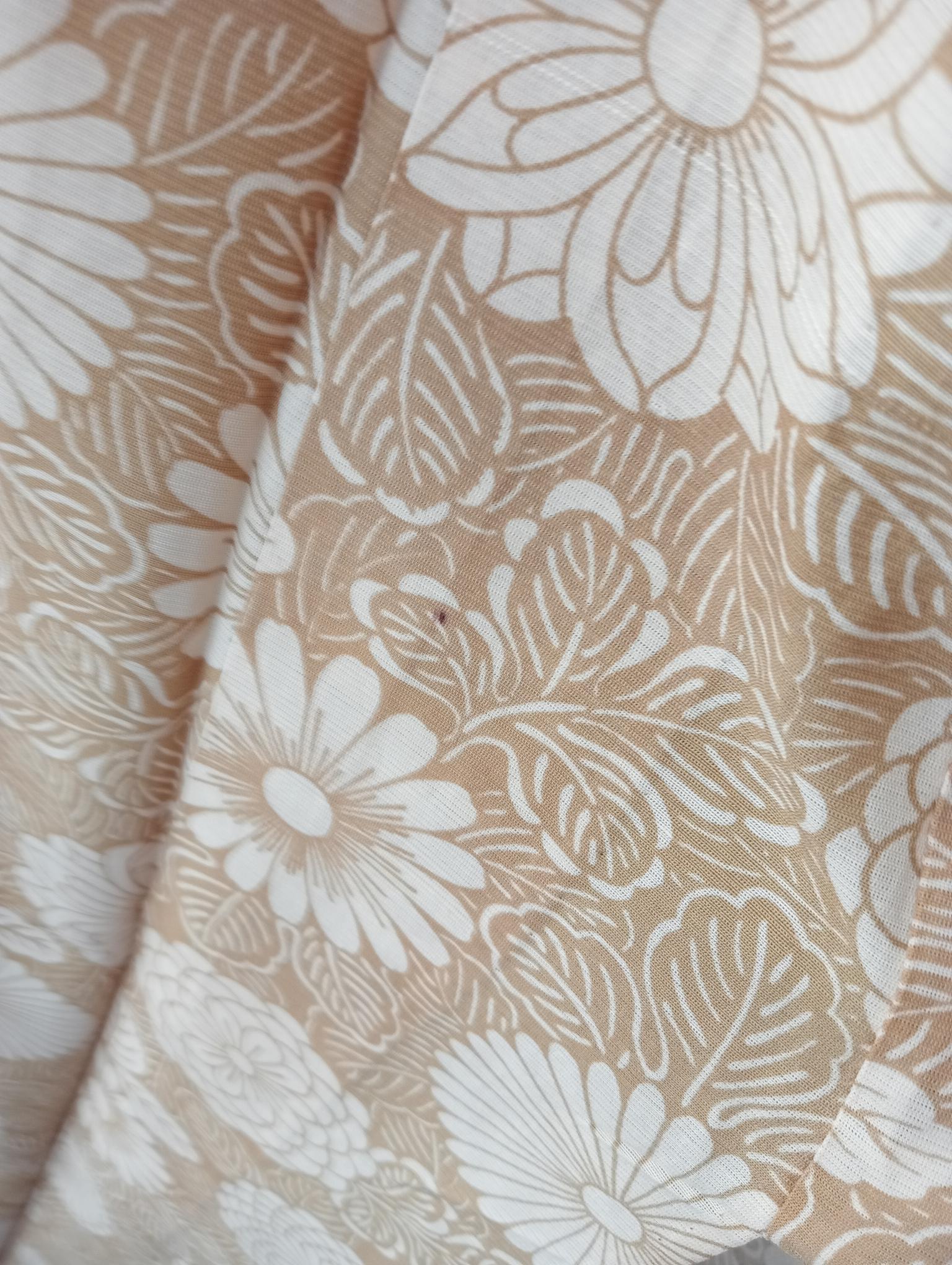 Showa Kimono di seta giapponese beige con motivi floreali anni '70 in vendita