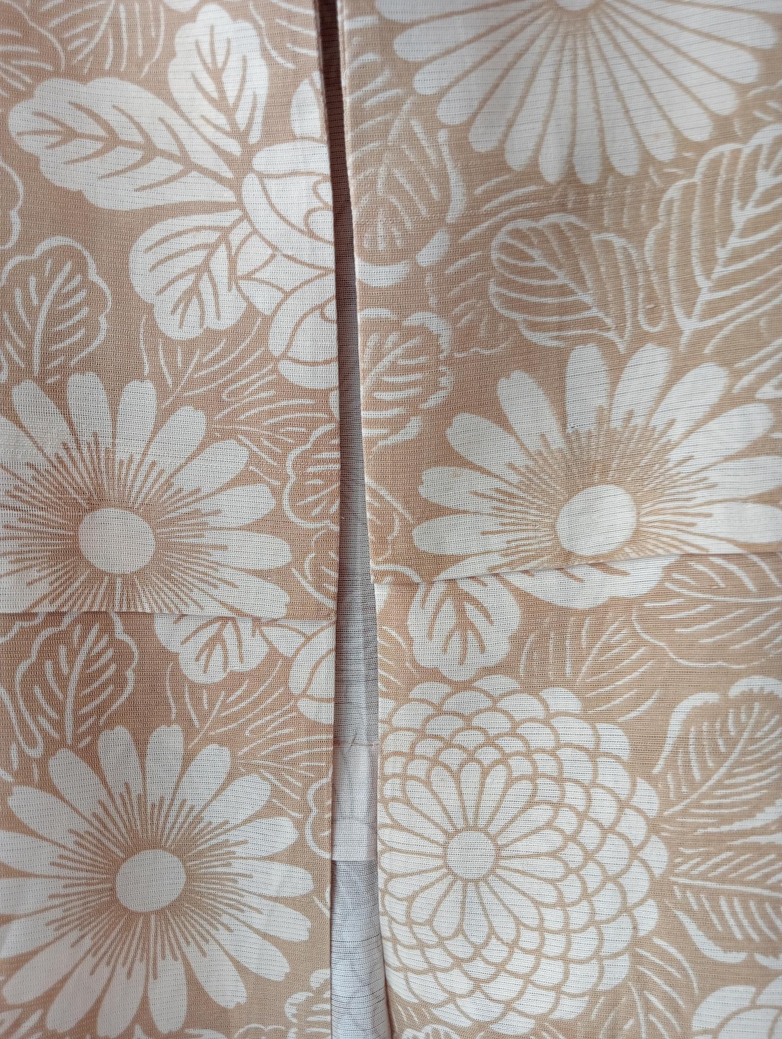 Giapponese Kimono di seta giapponese beige con motivi floreali anni '70 in vendita
