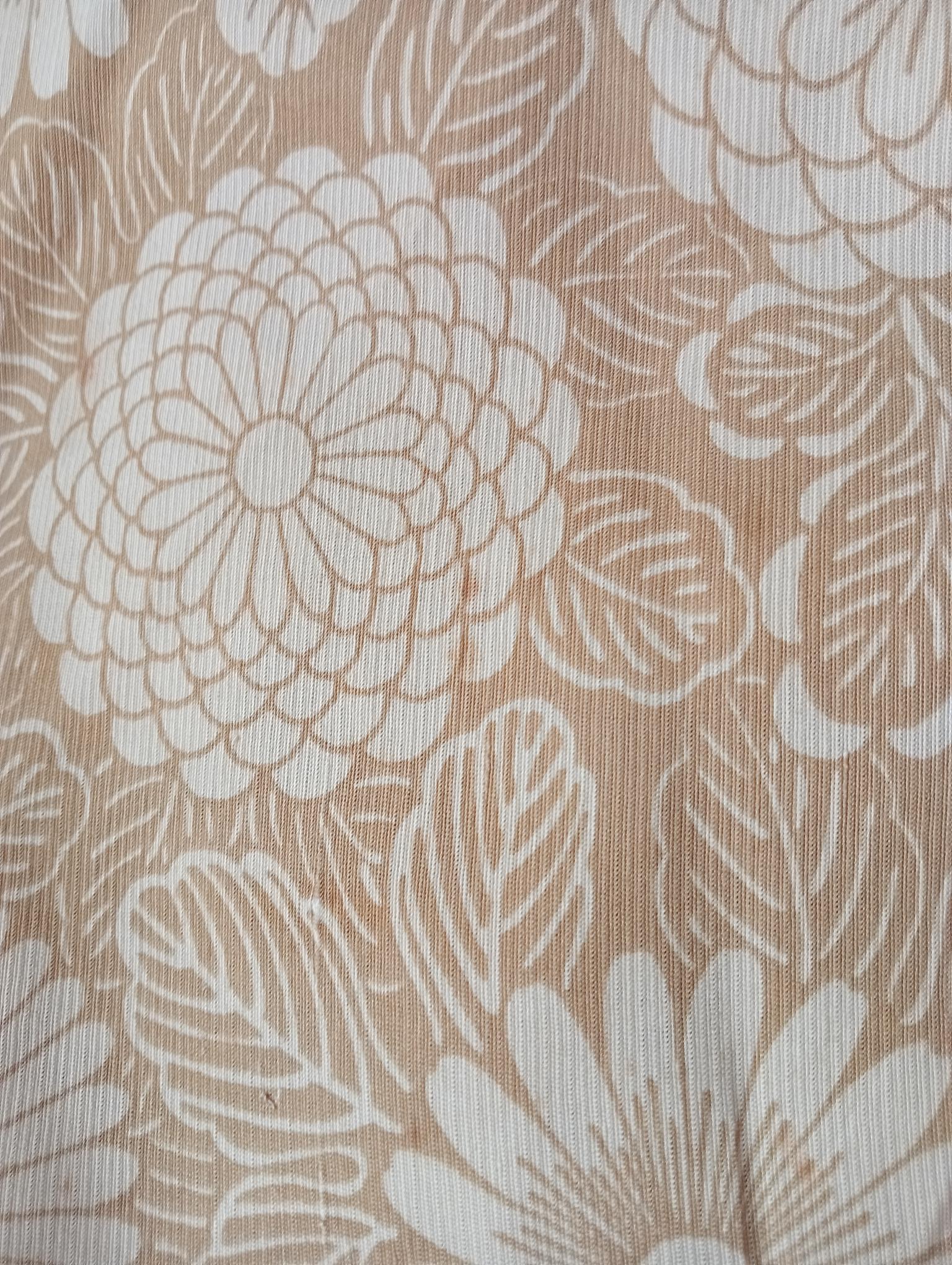 Kimono di seta giapponese beige con motivi floreali anni '70 In condizioni buone in vendita a Paris, FR