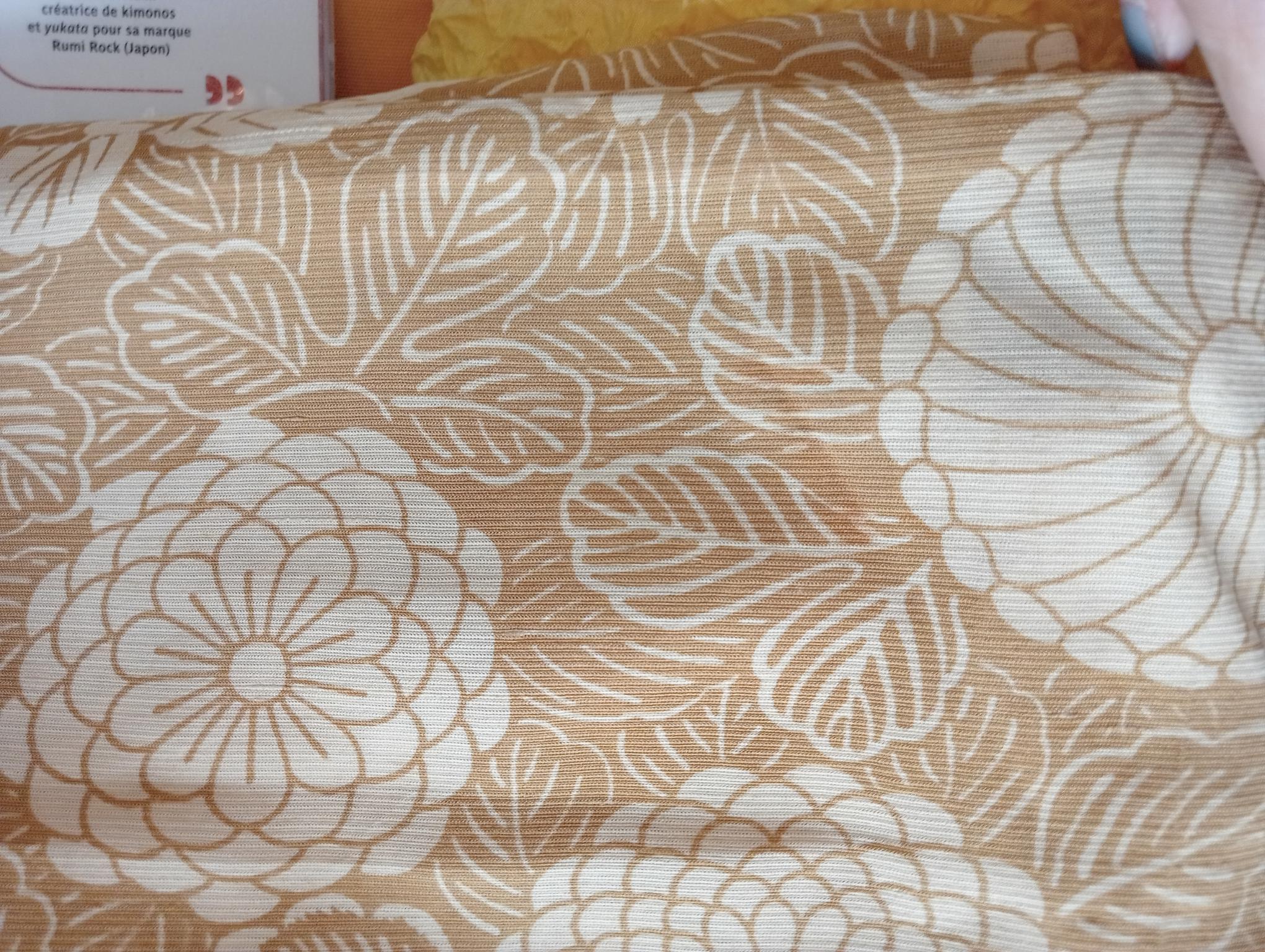 XX secolo Kimono di seta giapponese beige con motivi floreali anni '70 in vendita