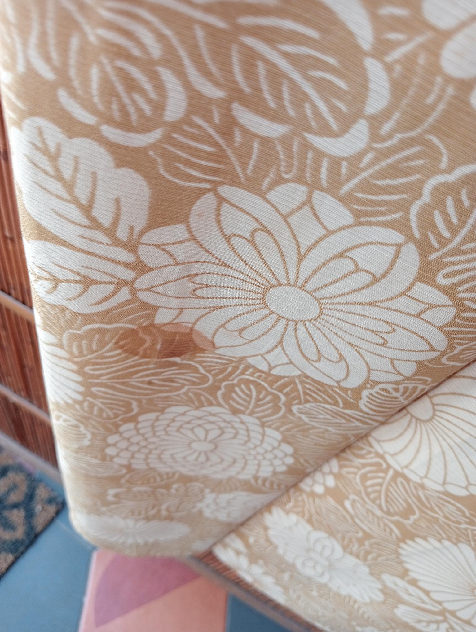 Seta Kimono di seta giapponese beige con motivi floreali anni '70 in vendita