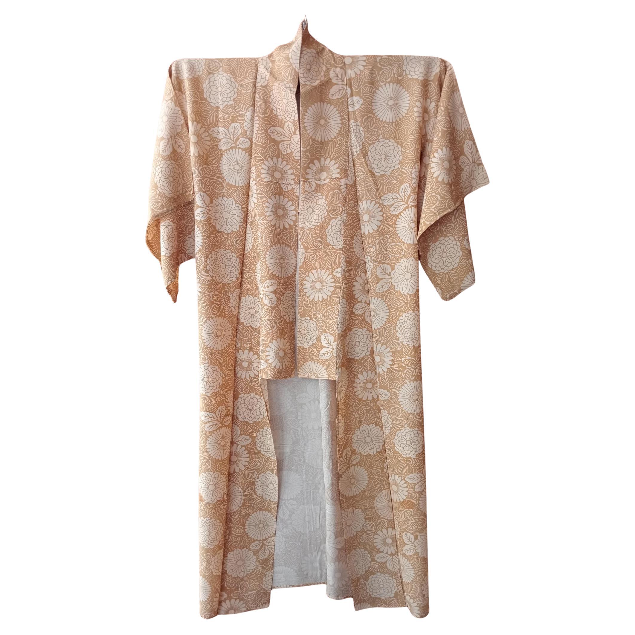 Kimono di seta giapponese beige con motivi floreali anni '70 in vendita