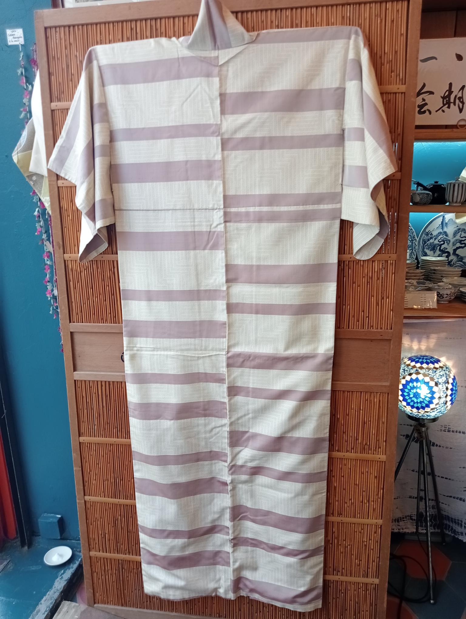 Dies ist ein Seidenkimono, der in der Showa-Ära um die 1970er Jahre in Japan hergestellt wurde.

Der Kimono ist ein traditionelles japanisches Kleidungsstück und das Nationalkleid Japans. Der Kimono ist ein gewickeltes Kleidungsstück mit