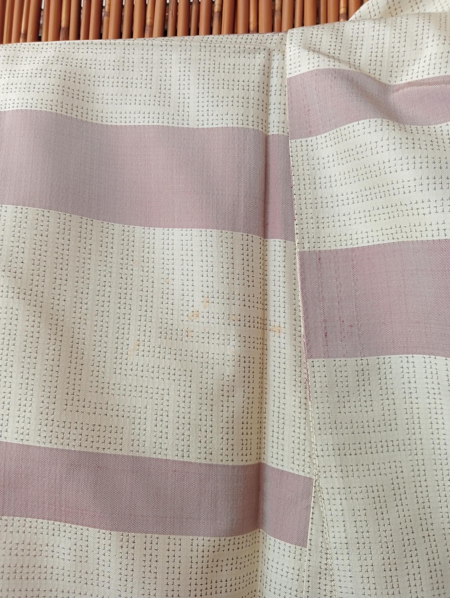 Japanische Seide Kimono beige mit rosa lila mit Mustern 1970er (Showa) im Angebot
