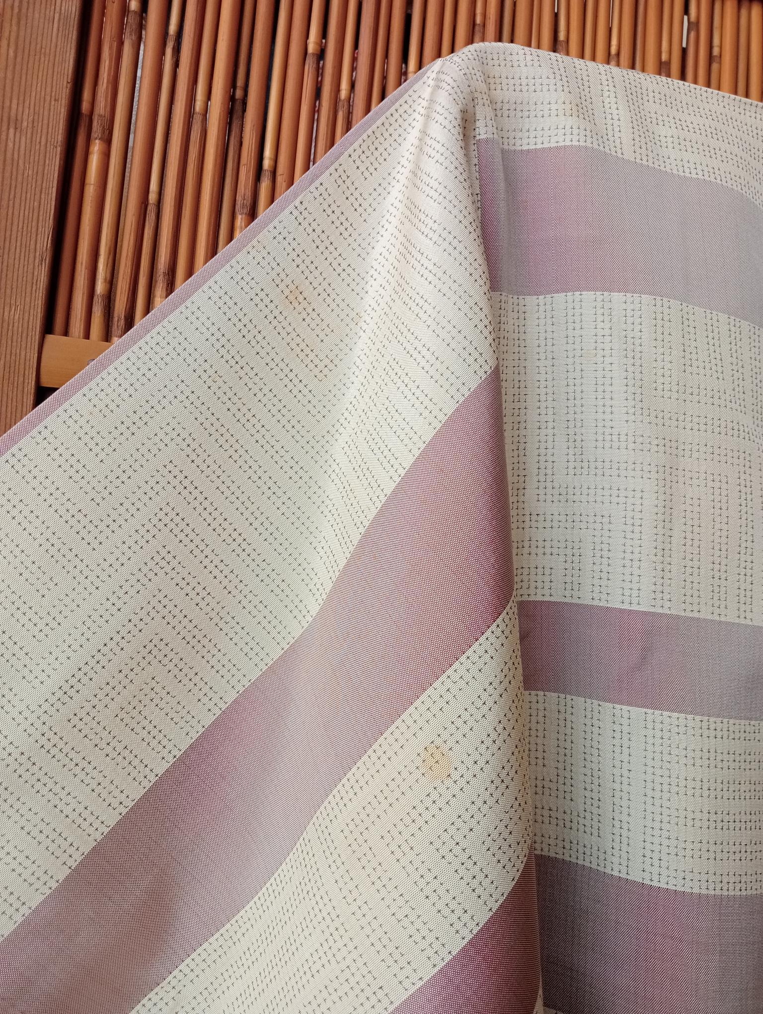 Japanische Seide Kimono beige mit rosa lila mit Mustern 1970er im Zustand „Relativ gut“ im Angebot in Paris, FR