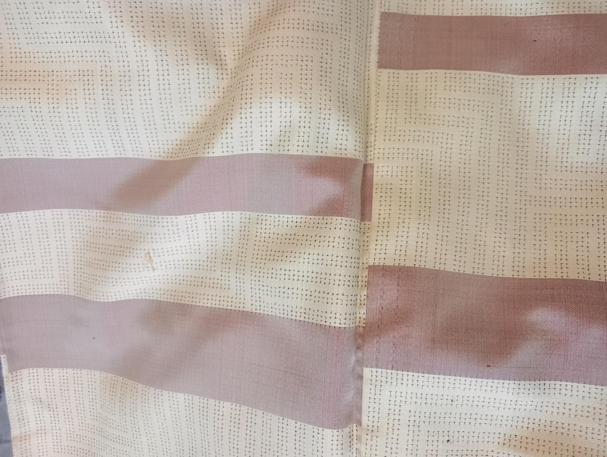 Japanische Seide Kimono beige mit rosa lila mit Mustern 1970er (20. Jahrhundert) im Angebot