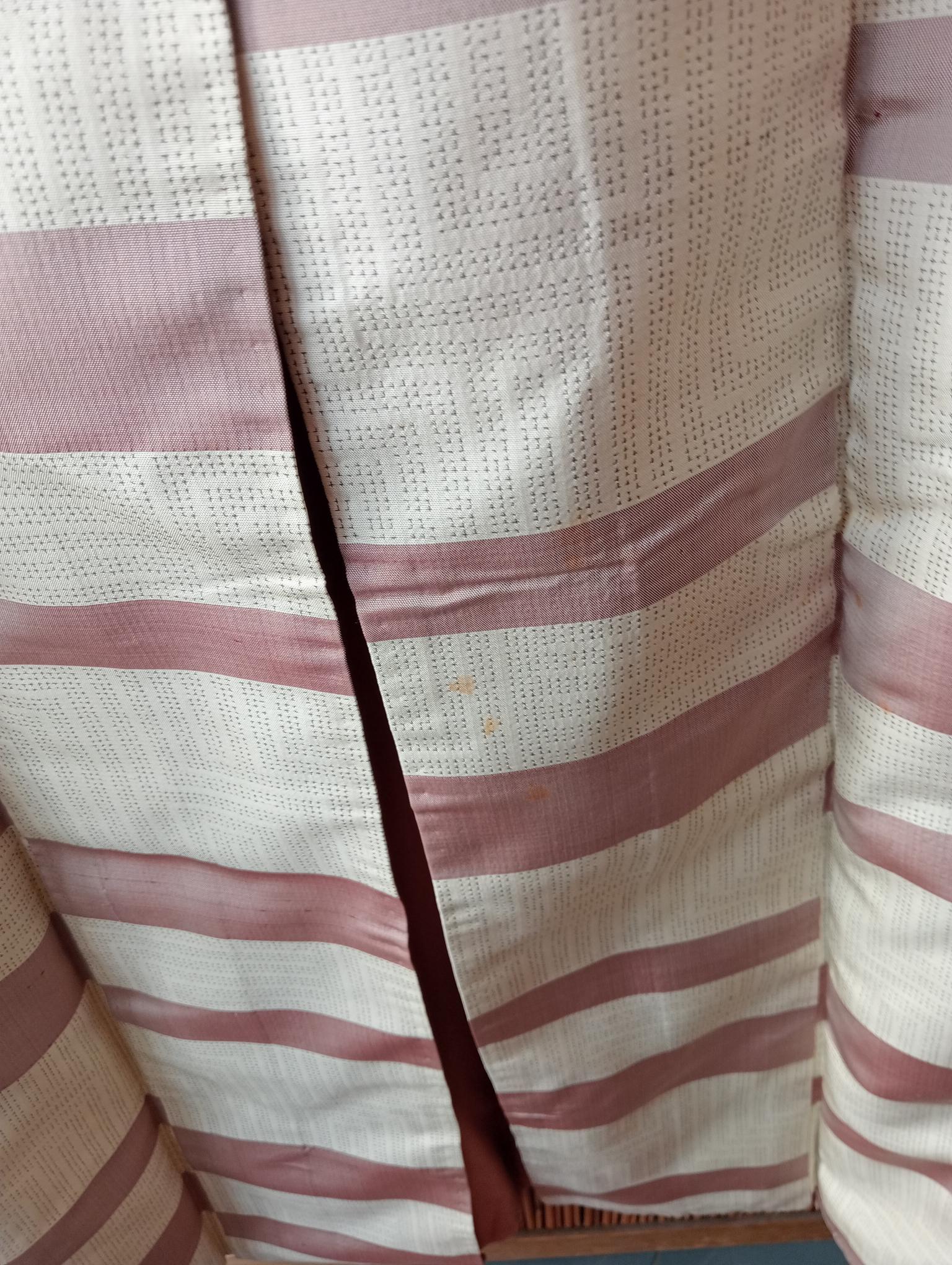 Japanische Seide Kimono beige mit rosa lila mit Mustern 1970er im Angebot 1