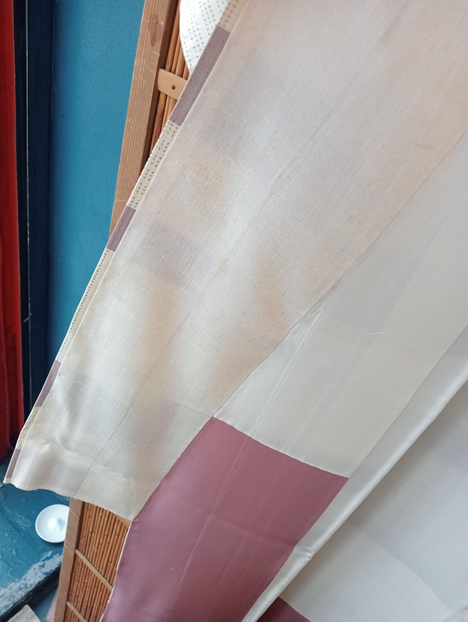 Japanische Seide Kimono beige mit rosa lila mit Mustern 1970er im Angebot 3