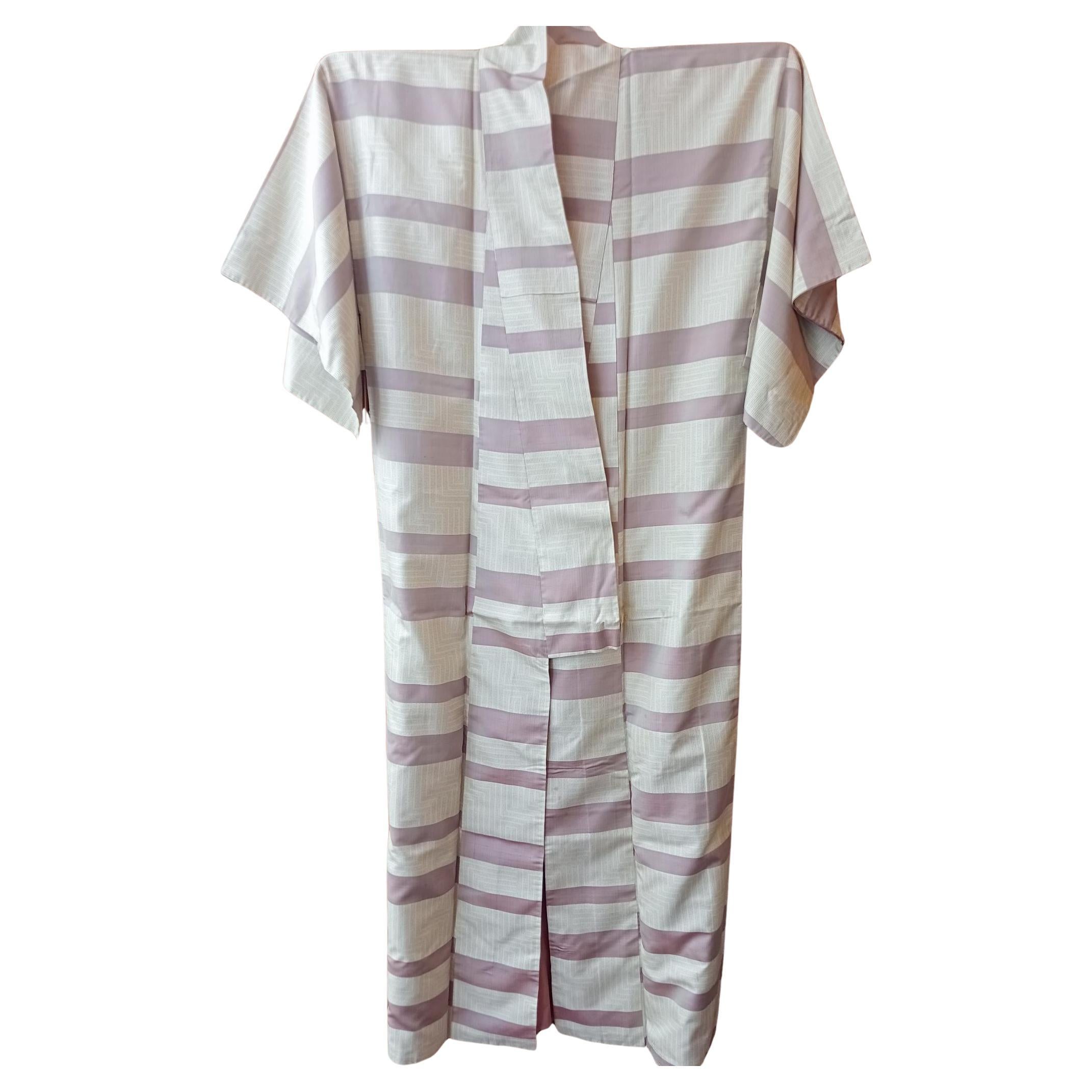 Japanische Seide Kimono beige mit rosa lila mit Mustern 1970er im Angebot