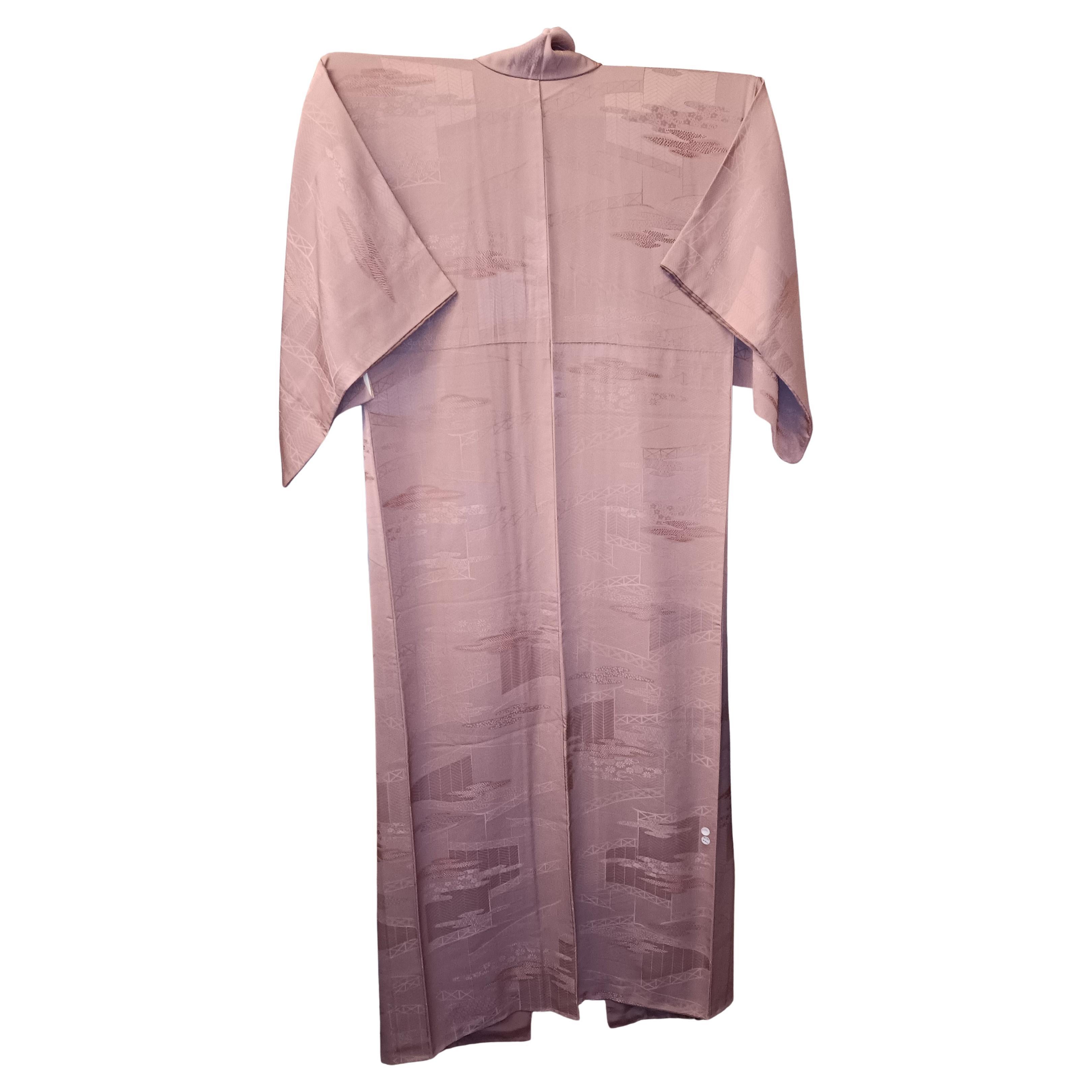 Si tratta di un kimono di seta realizzato in Giappone nell'epoca Showa, intorno agli anni Settanta.

Il kimono è un indumento tradizionale giapponese e l'abito nazionale del Giappone. Il kimono è un indumento avvolto sul davanti con maniche quadrate