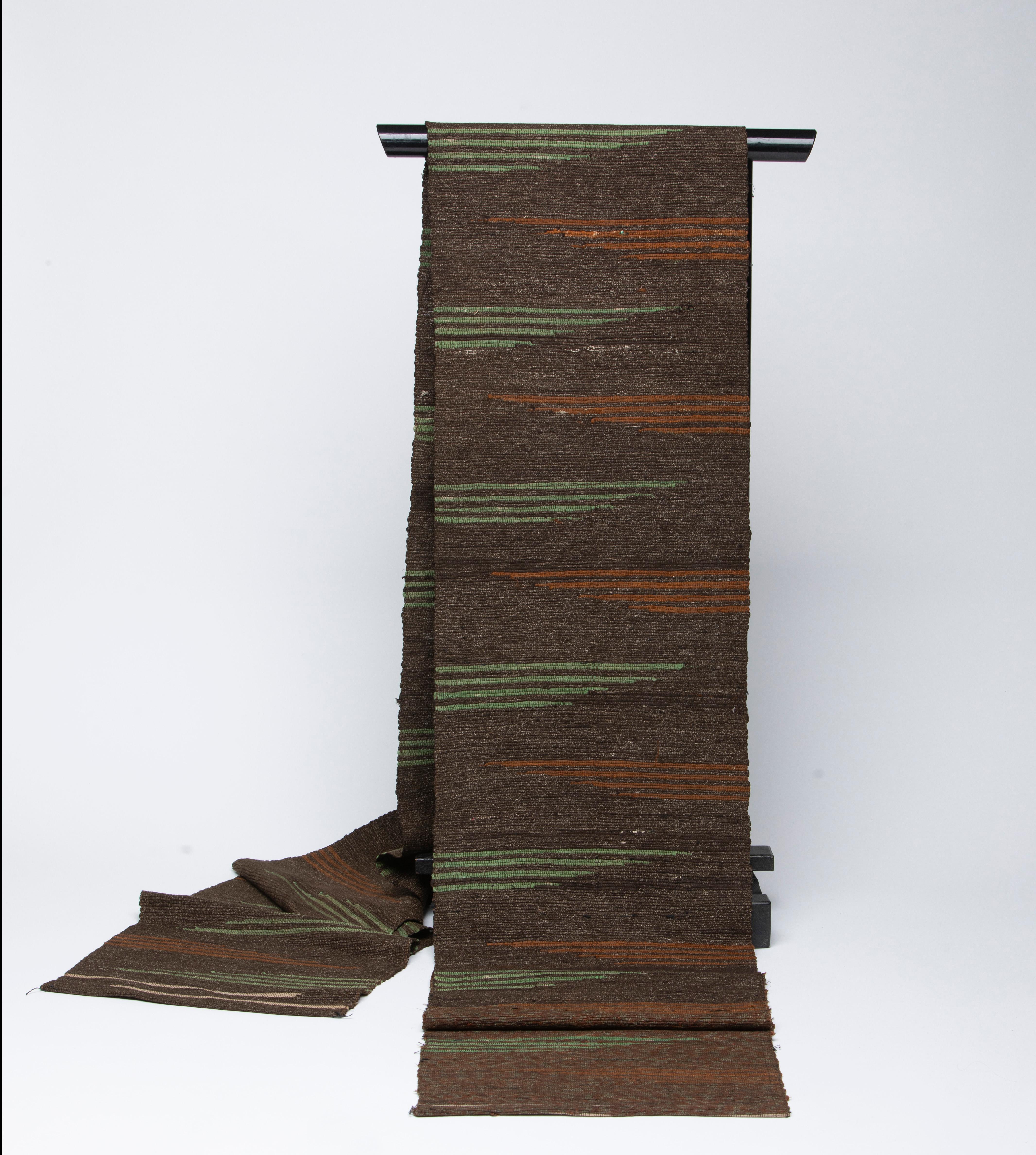 Obi (ceinture) en soie japonaise sur fond marron foncé avec des motifs rouille et vert sur toute la longueur.

Age - Fin de l'ère Meiji 
Bon état

Peut être utilisé comme suspension murale ou sur une table.

Dimensions réelles du textile :   130