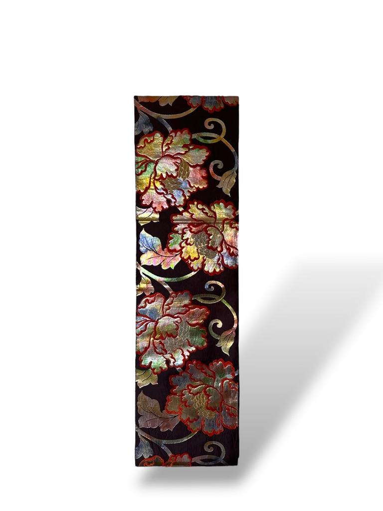Showa Obi di seta giapponese / runner da tavolo / decorazione da parete con motivo di peonie in vendita
