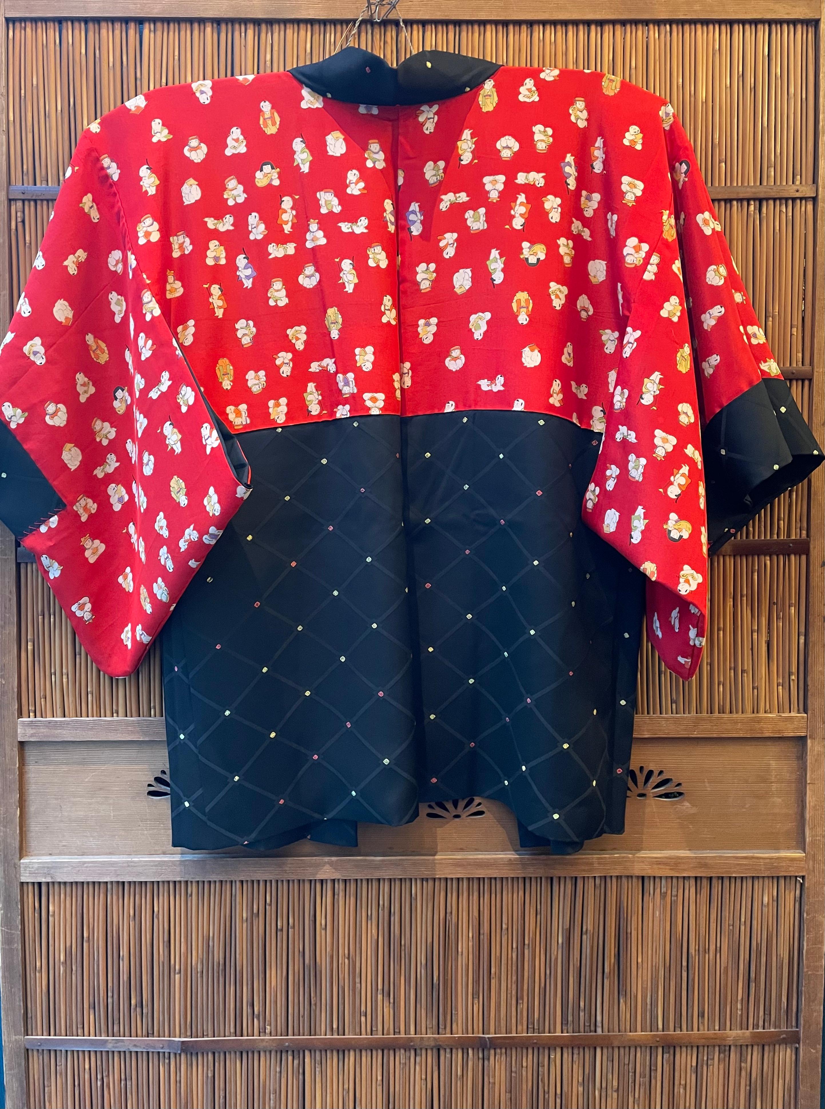 Soie Veste Haori japonaise en soie rouge et noire à motif de points Showa, années 1960  en vente