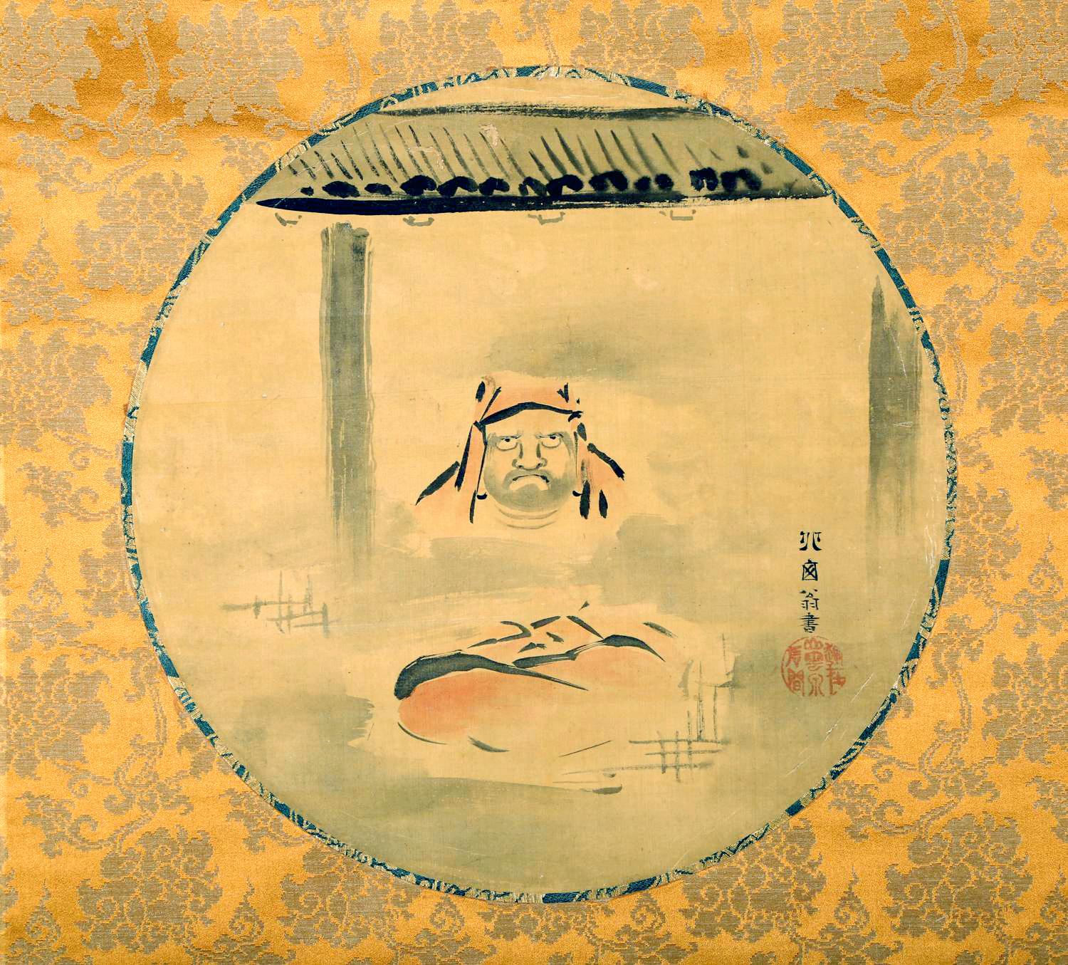 Eine japanische hängende Schriftrolle, die dem Maler Hanabusa Itchō (1652-1724) aus der Edo-Zeit zugeschrieben wird. Das Kunstwerk zeigt ein Seidenrondell, das schön in einen goldenen Brokathintergrund montiert ist. Das Gemälde zeigt einen