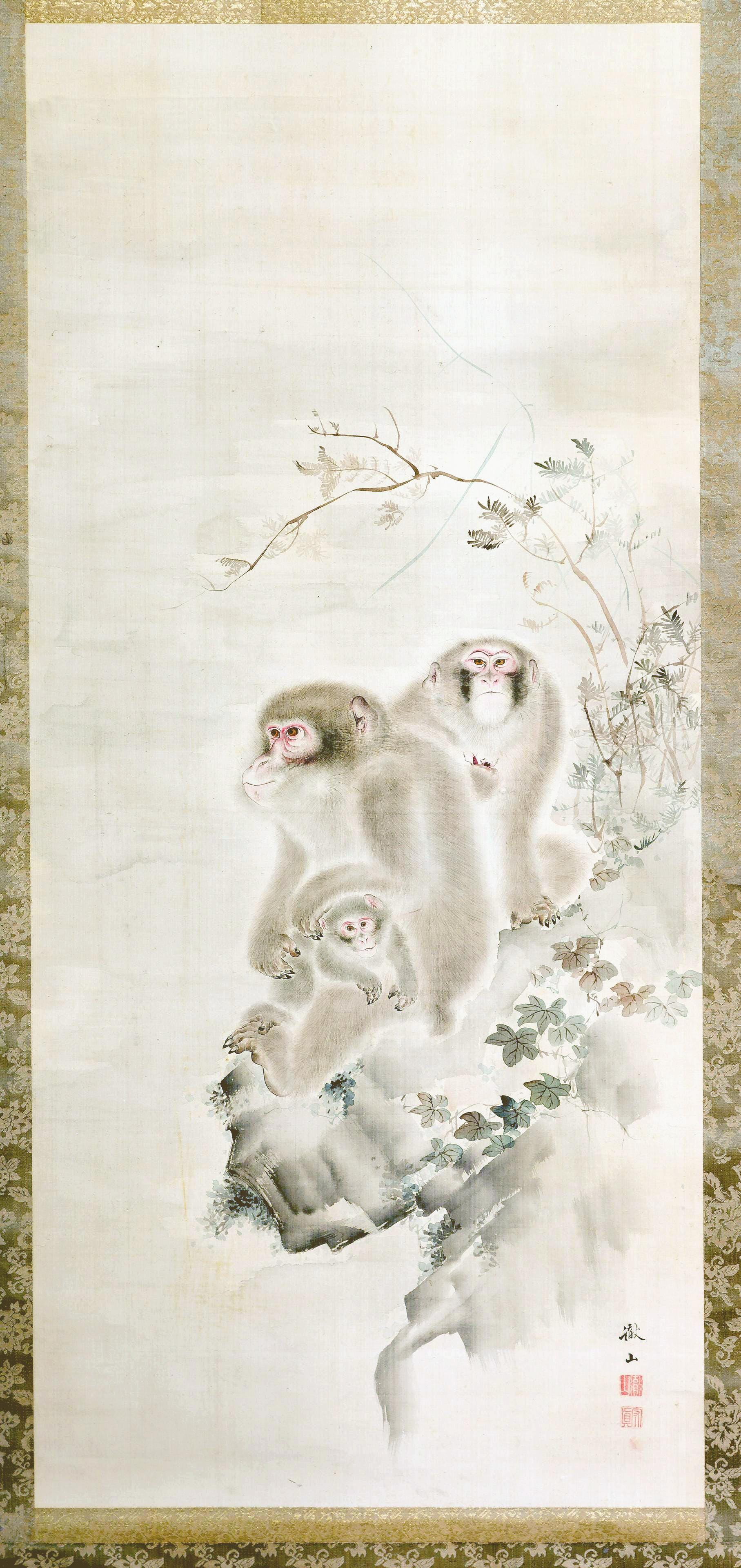 Peinture japonaise sur rouleau vertical monté, réalisée par Mori Tetsuzan (Japonais, 1775-1841), vers le XIXe siècle, période Edo. Cette peinture à l'aquarelle et à l'encre sur soie représente une famille de trois moneys perchés sur un rocher dans