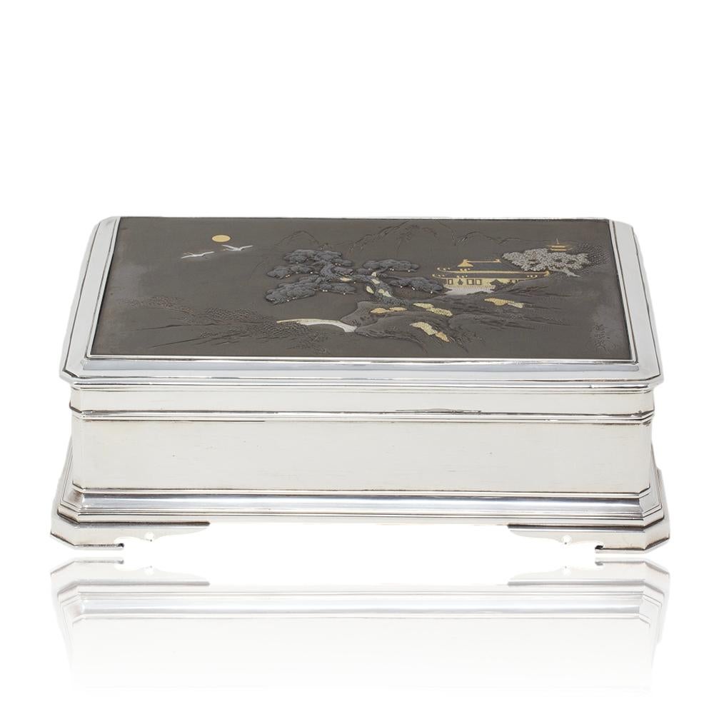 SPEDIZIONE GRATUITA IN TUTTO IL MONDO 

Dalla nostra collezione giapponese, siamo lieti di offrirti questa splendida scatola giapponese in argento e shibuichi di Hiroteru 廣照, risalente al tardo periodo Meiji (circa inizio XX secolo).

Questo pezzo