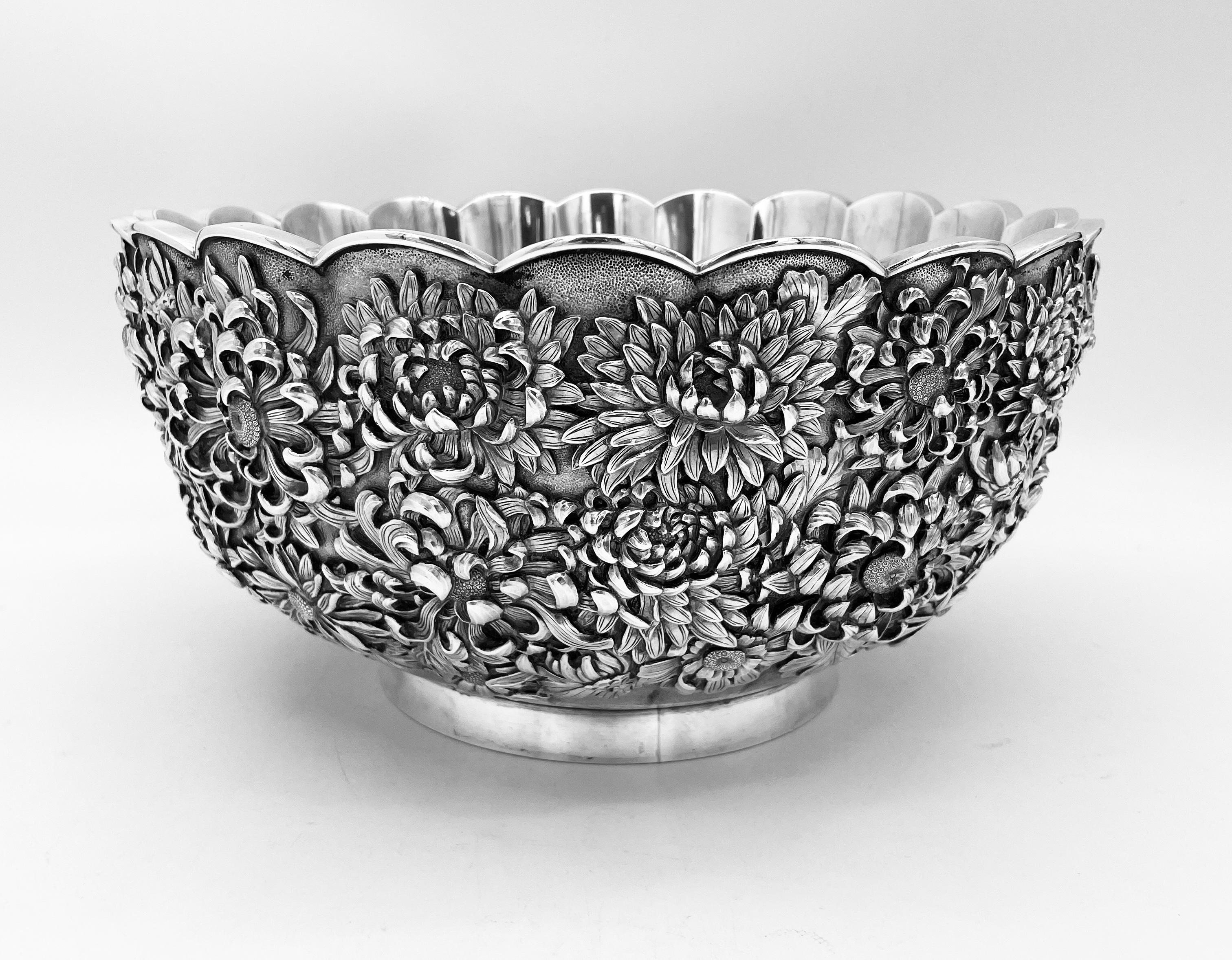 Japanese Silver Bowl with chrysanthemum In Good Condition For Sale In London, GB