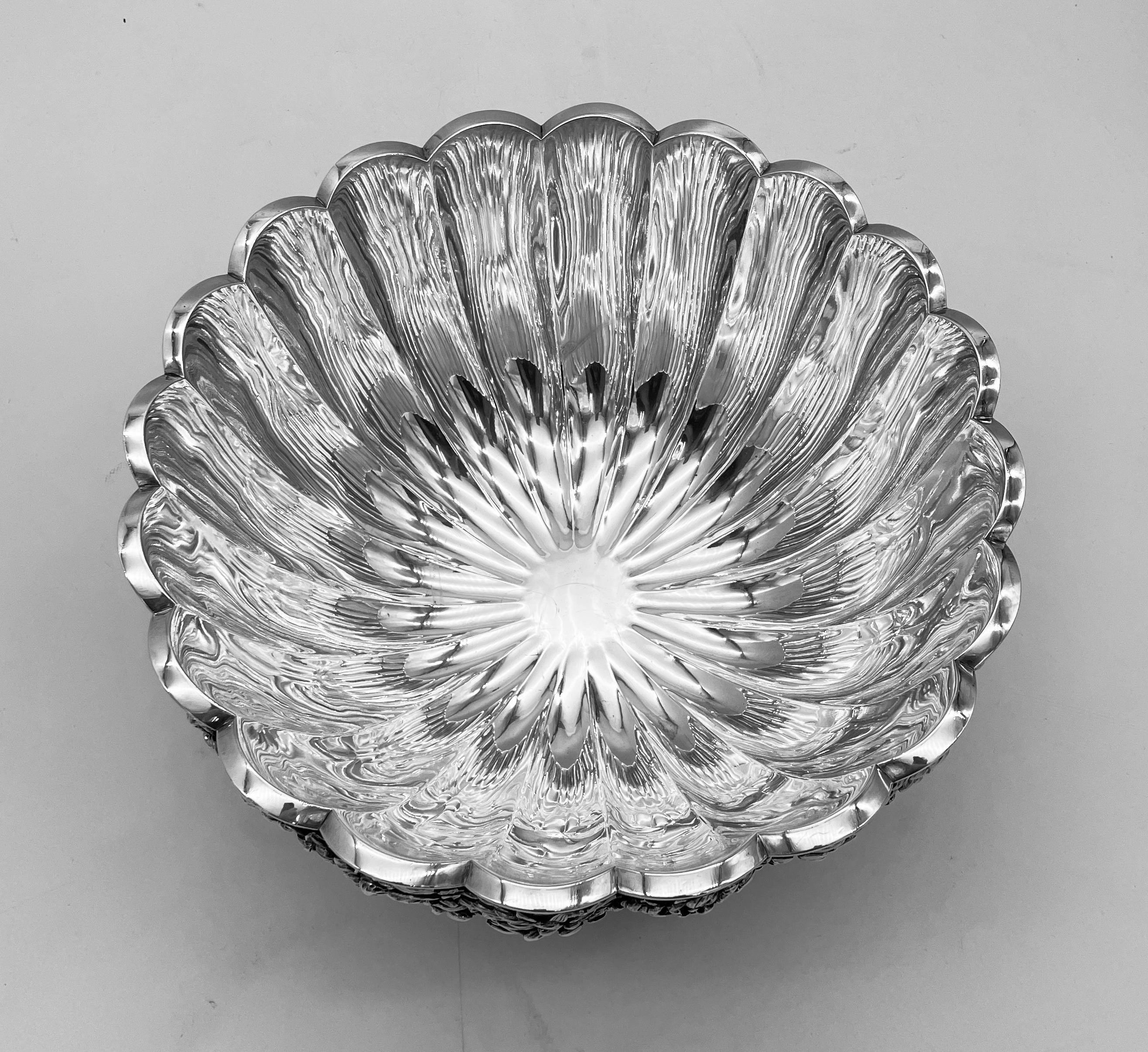 Japanese Silver Bowl with chrysanthemum For Sale 4