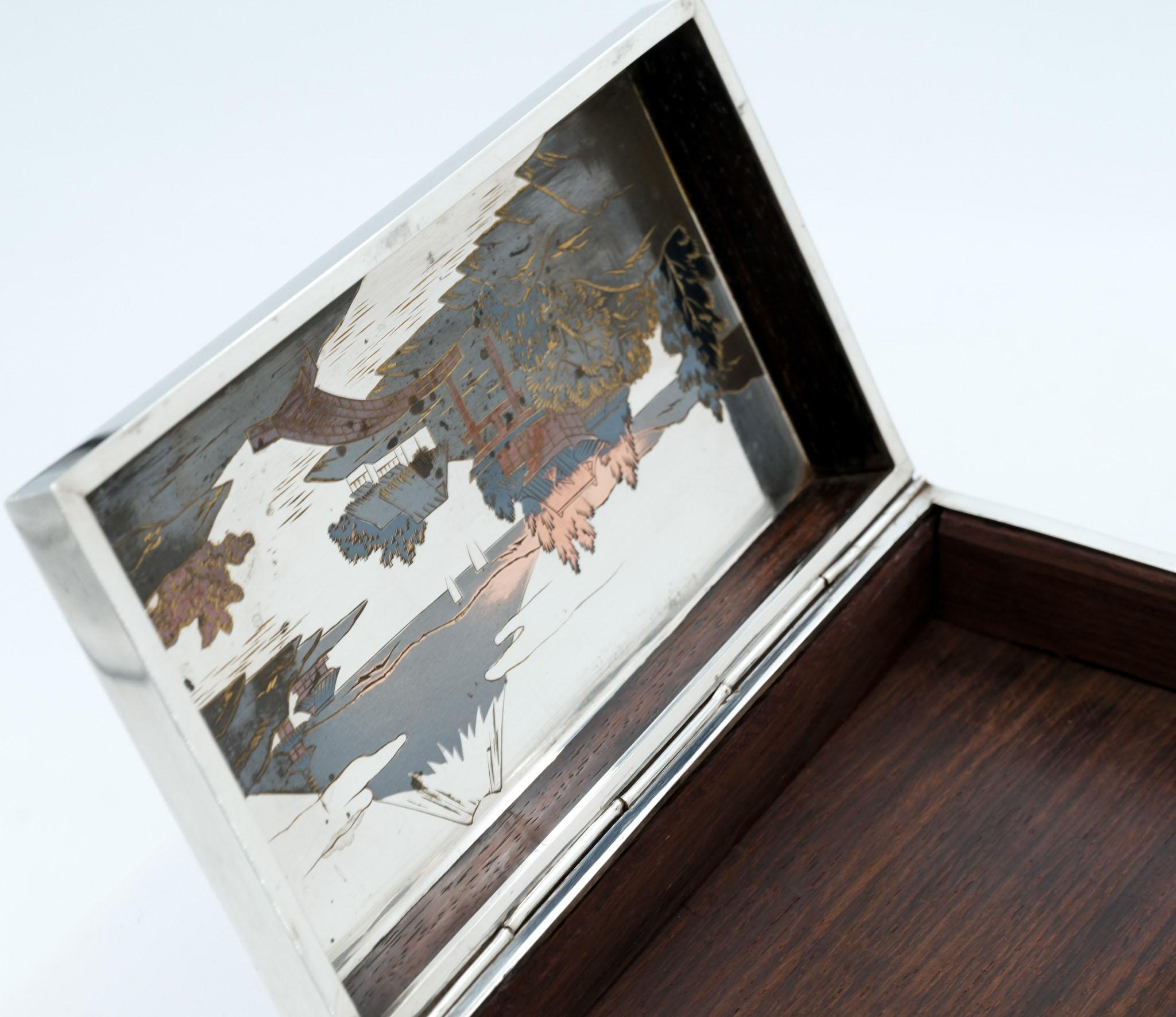 XX secolo Scatola giapponese in argento con pannello intarsiato in metallo misto rivestito in palissandro  Circa 1950 in vendita
