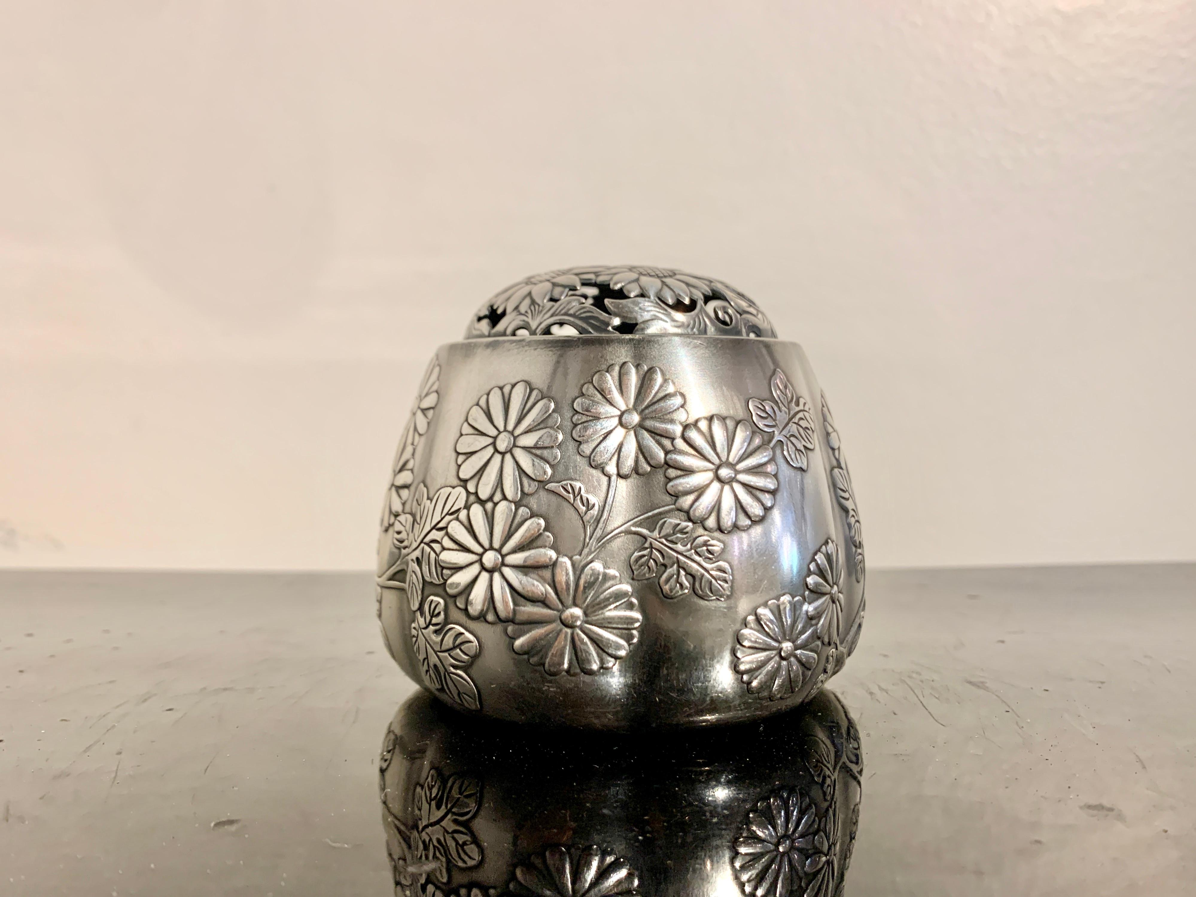 Japanese Silver Incense Burner, Akoda Koro, by Nomura, Meiji Period, Japan In Good Condition For Sale In Austin, TX