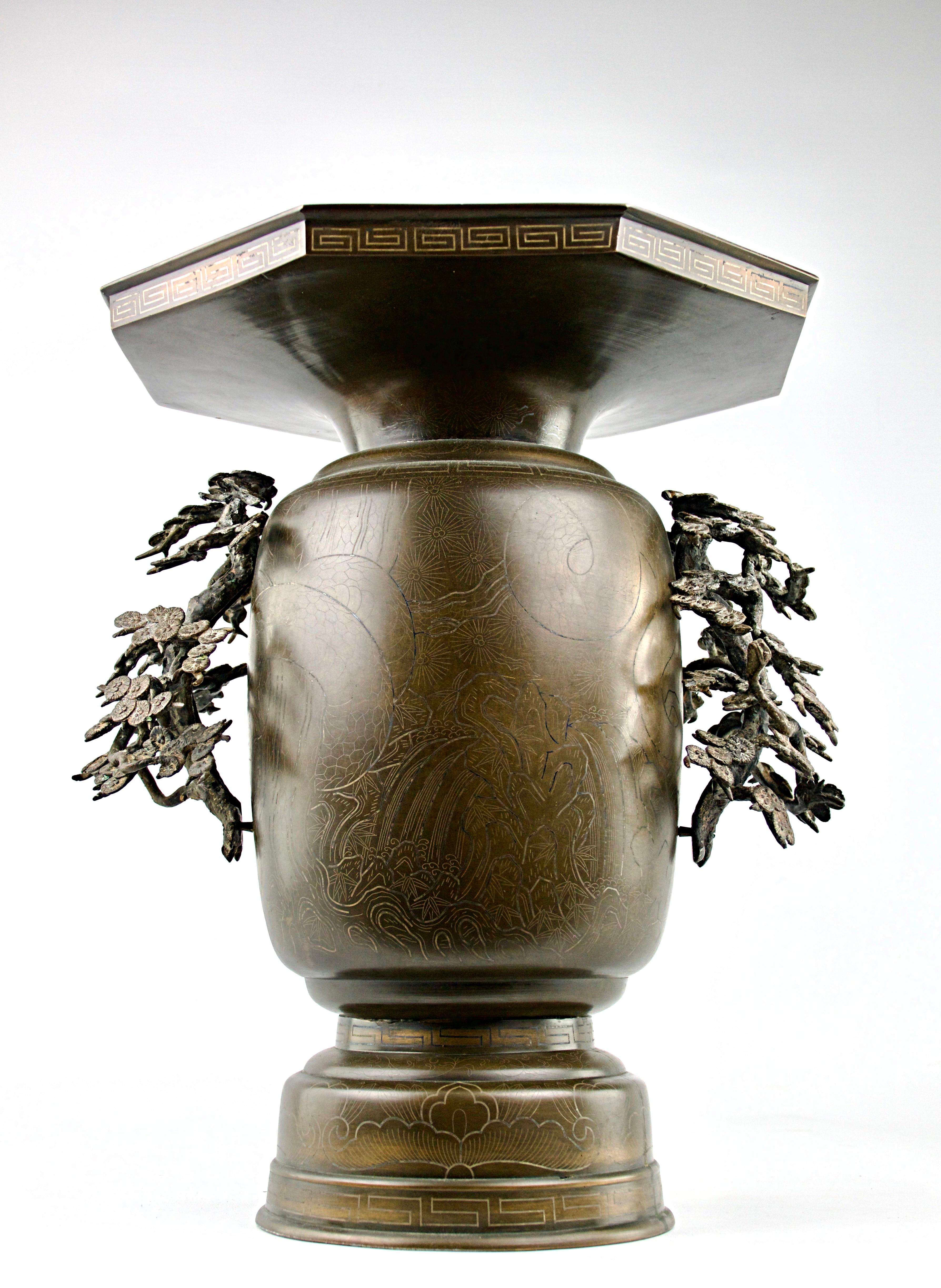 Beautiful and rare Japanese vase from the 19th century. Superb silver inlay work showcasing a Samuraï fighting off a serpentine dragon with an additional dragon on top of the lid. Additional detailed decorations of chrysanthemums and lily