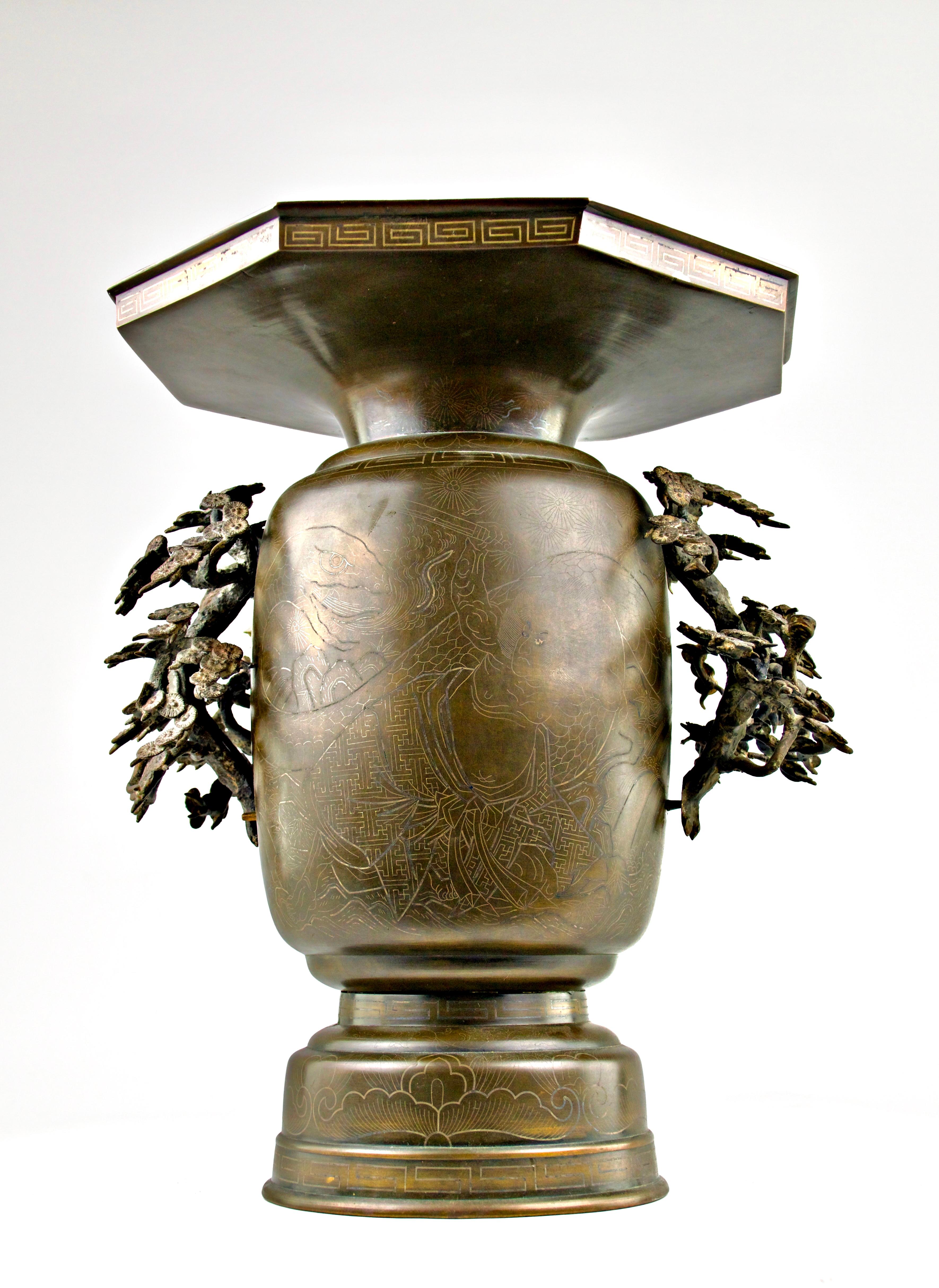 Japanese Silver Inlay Samuraï and Dragon Vase, Japan, 18th-19th Century In Fair Condition For Sale In PARIS, FR