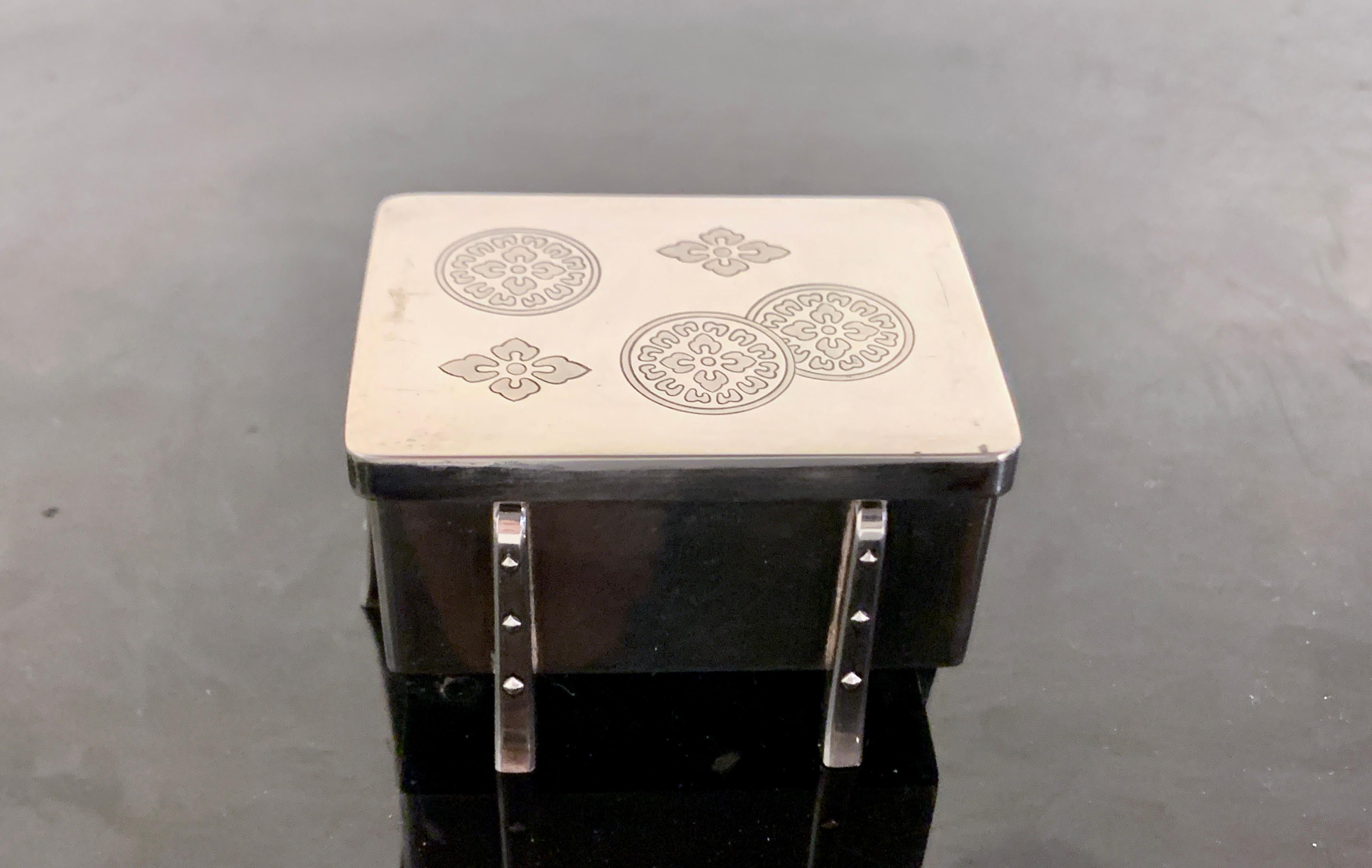 Carved Japanese Silver Karabitsu Bonbonniere Box, Taisho Period, Japan For Sale