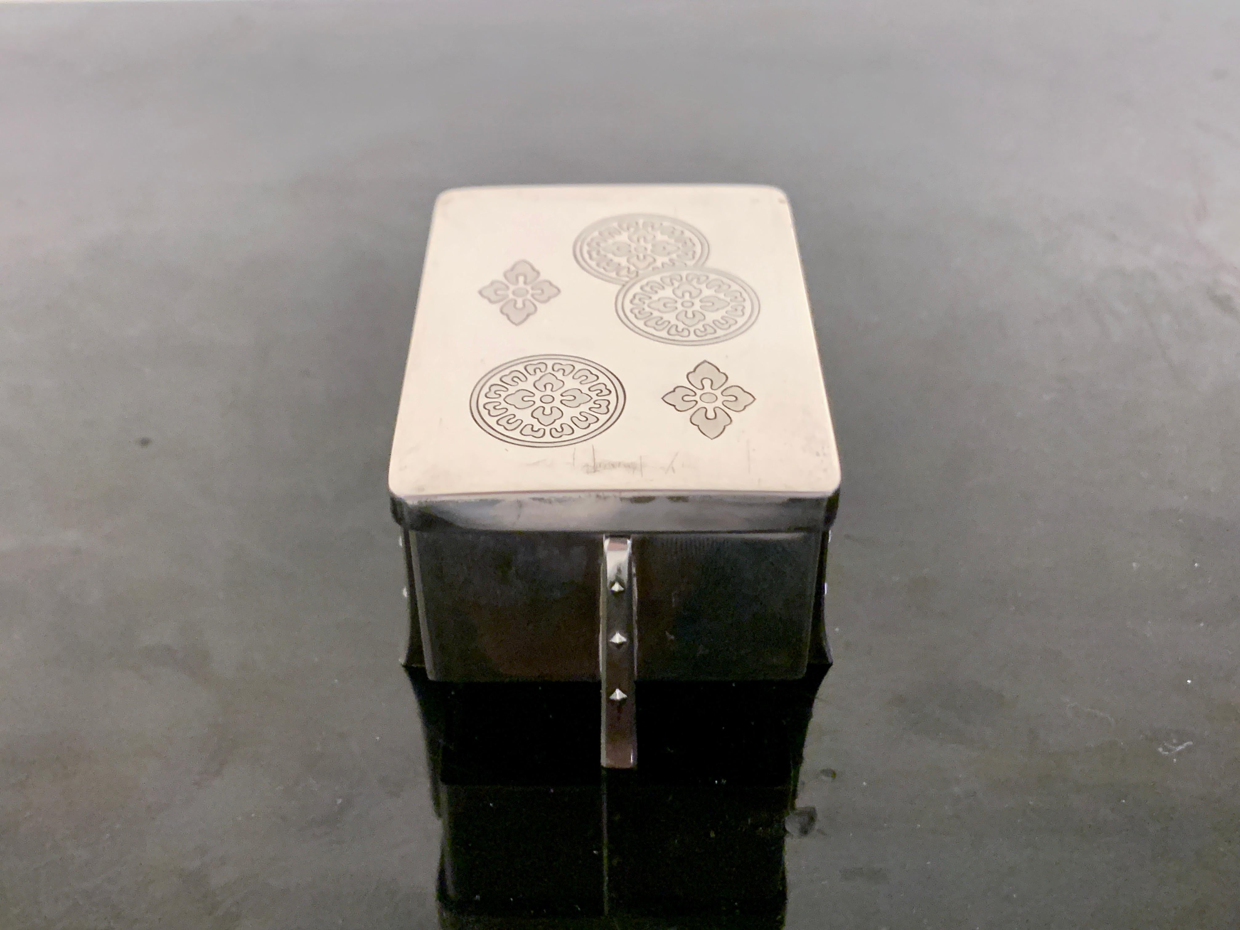 Japanisches Karabitsu- Bonbonniere-Schachtel aus Silber, Taisho-Periode im Zustand „Gut“ im Angebot in Austin, TX