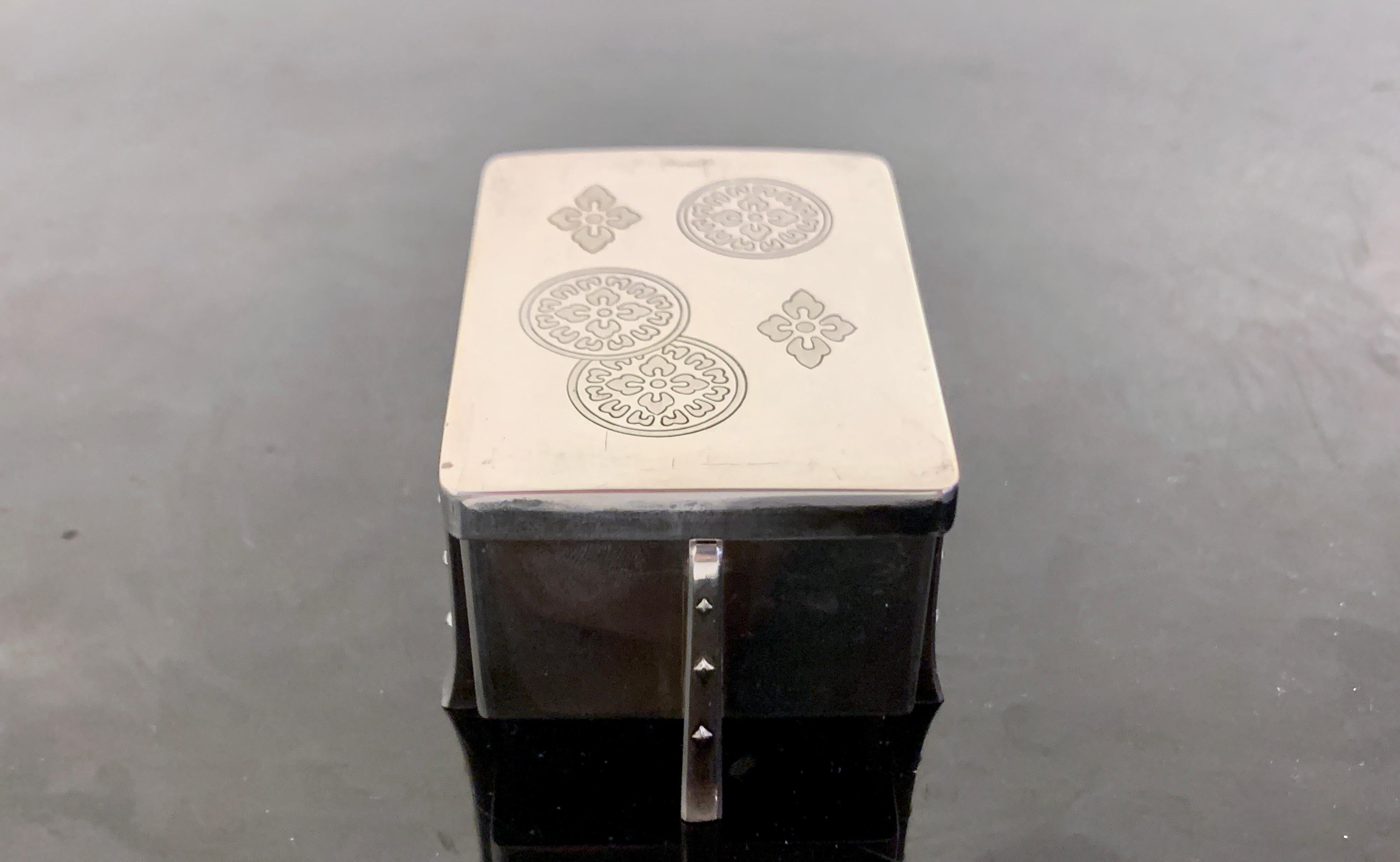 Japanisches Karabitsu- Bonbonniere-Schachtel aus Silber, Taisho-Periode im Angebot 1