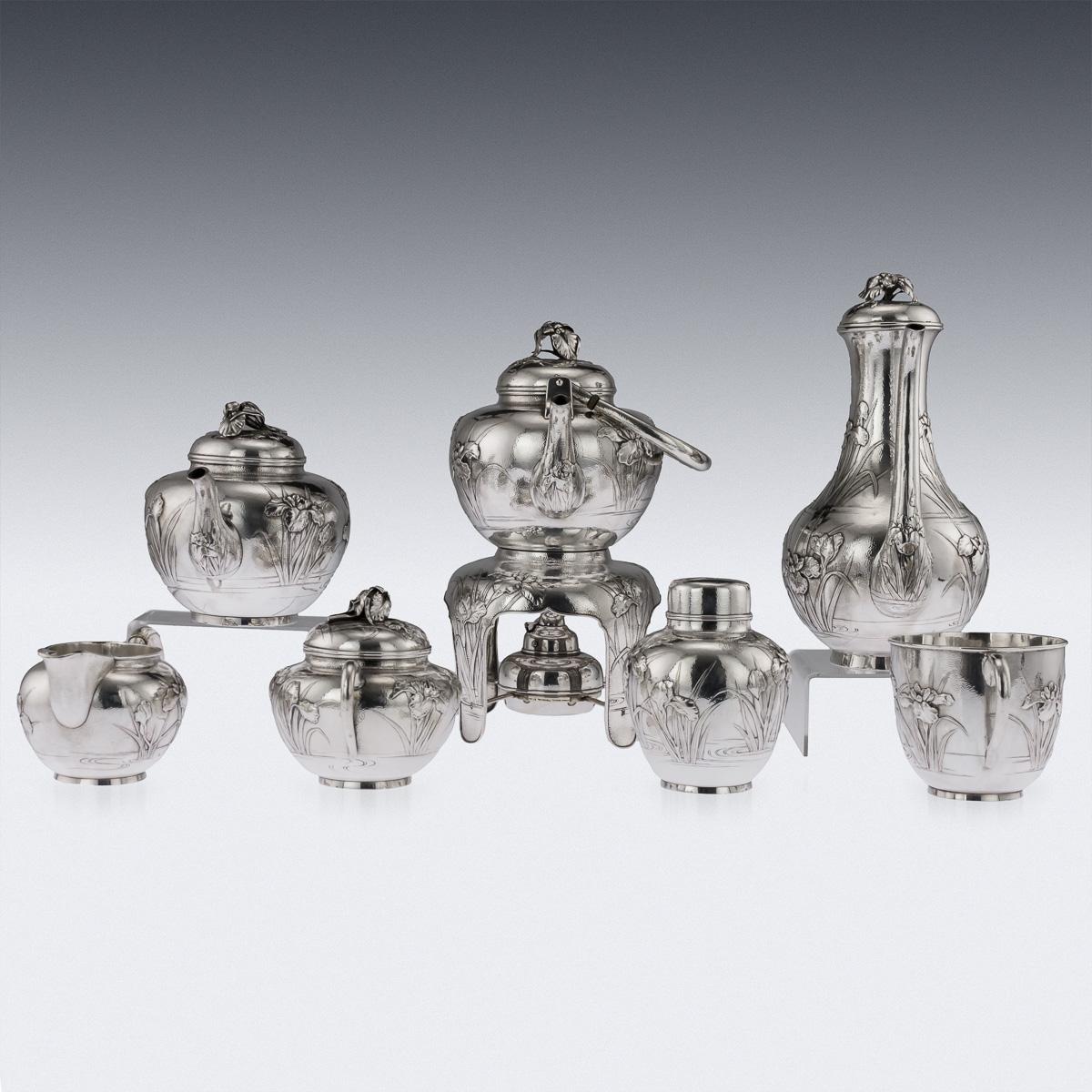 Giapponese Servizio da tè e caffè massiccio in argento giapponese su vassoio, circa 1900 in vendita