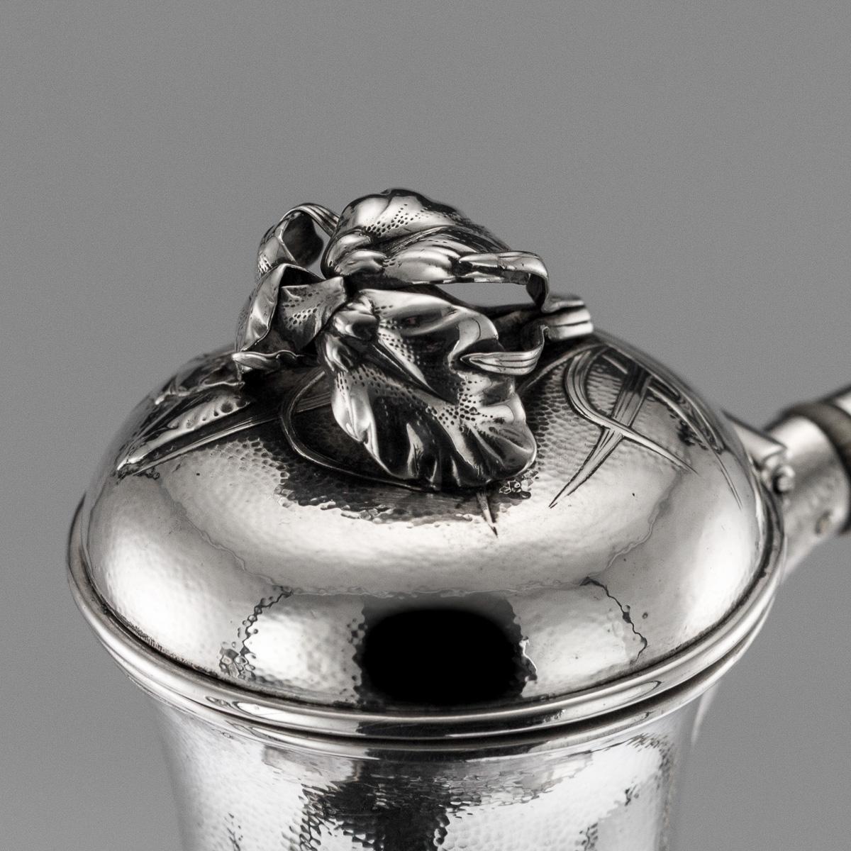 Servizio da tè e caffè massiccio in argento giapponese su vassoio, circa 1900 In condizioni buone in vendita a Royal Tunbridge Wells, Kent