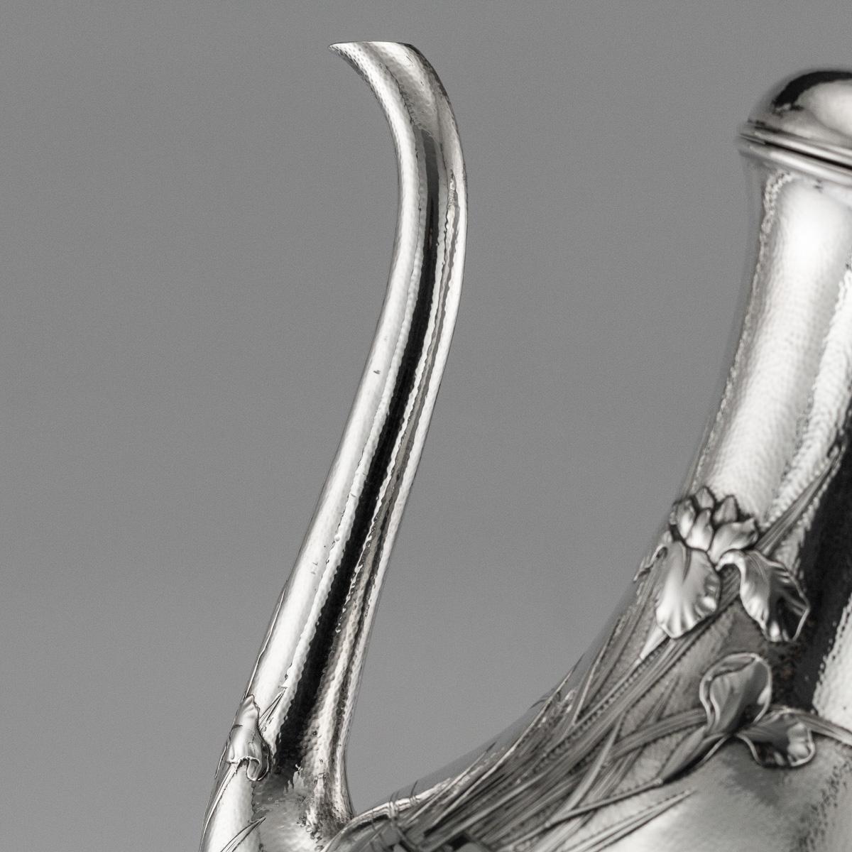 XX secolo Servizio da tè e caffè massiccio in argento giapponese su vassoio, circa 1900 in vendita