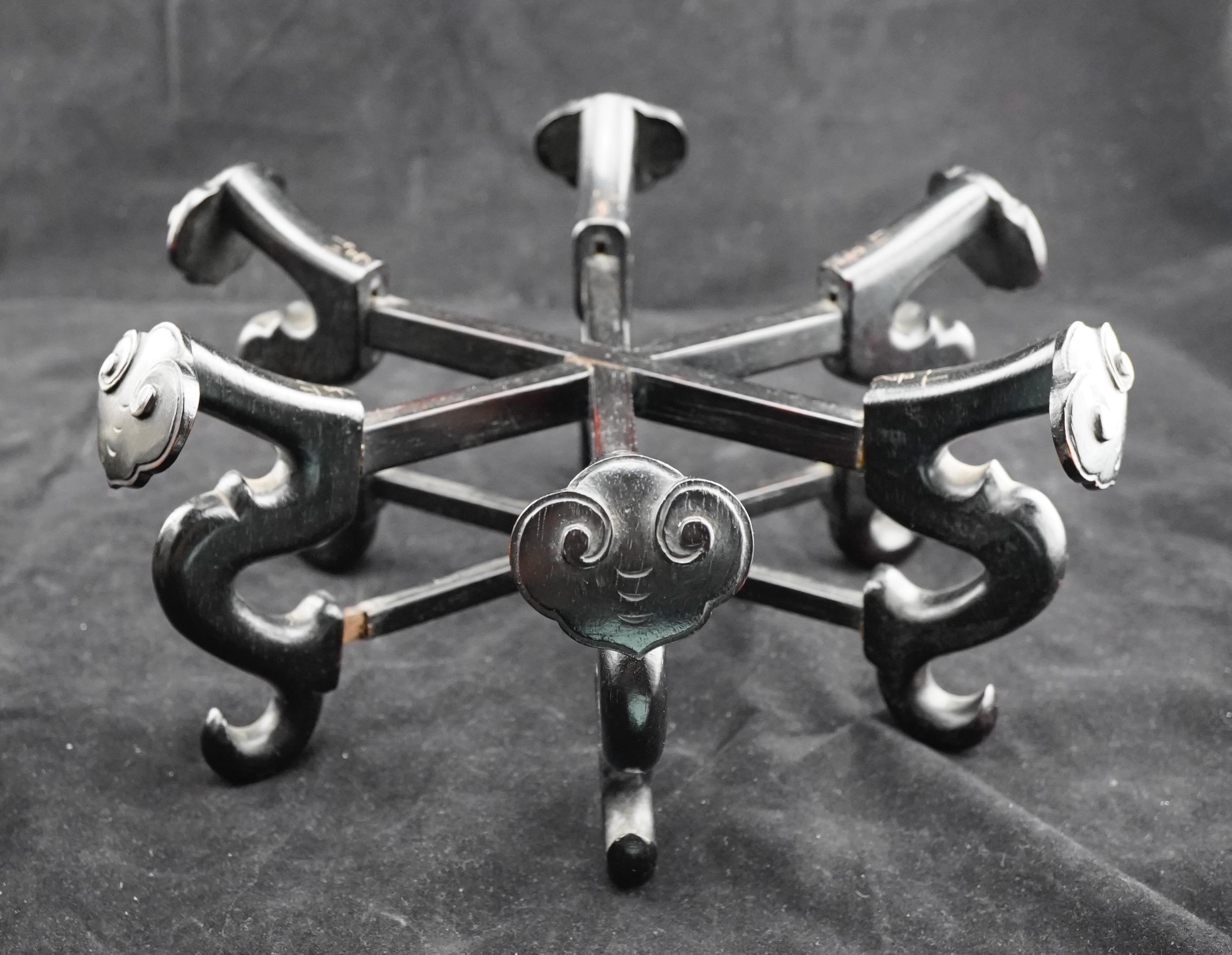 Tetera de plata japonesa del periodo Meiji con repulsado masivo sobre soporte, de Konoike. en venta 3