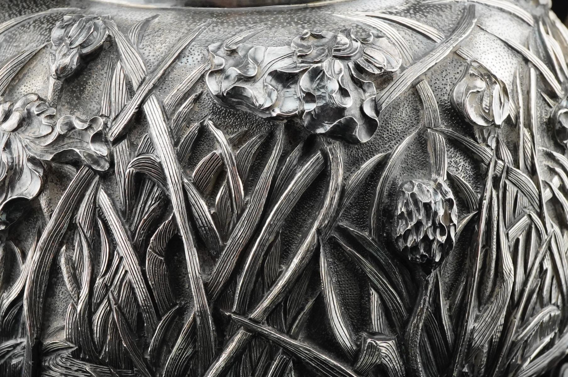 Tetera de plata japonesa del periodo Meiji con repulsado masivo sobre soporte, de Konoike. Japonés en venta