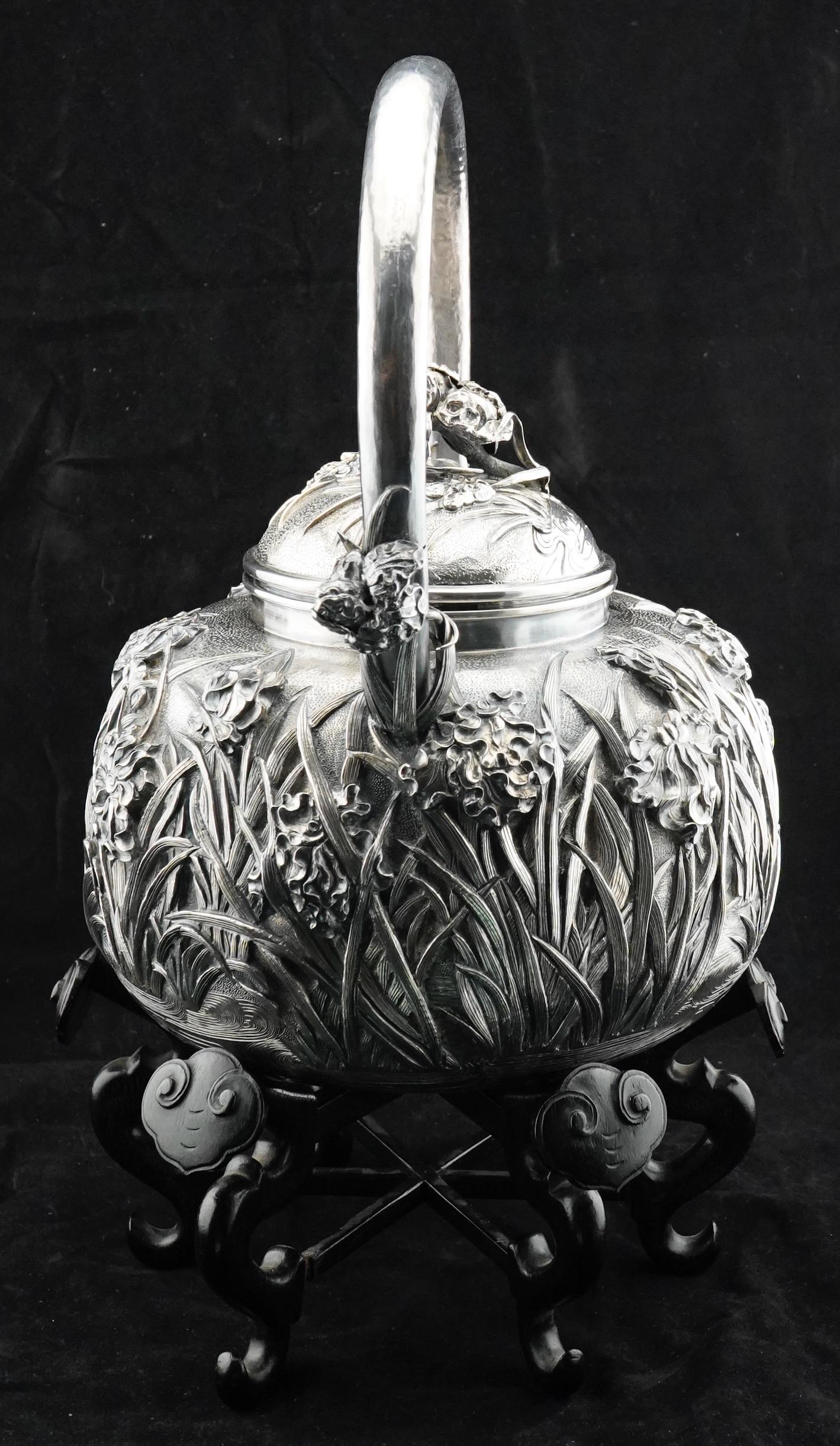 Tetera de plata japonesa del periodo Meiji con repulsado masivo sobre soporte, de Konoike. Vaciado en venta