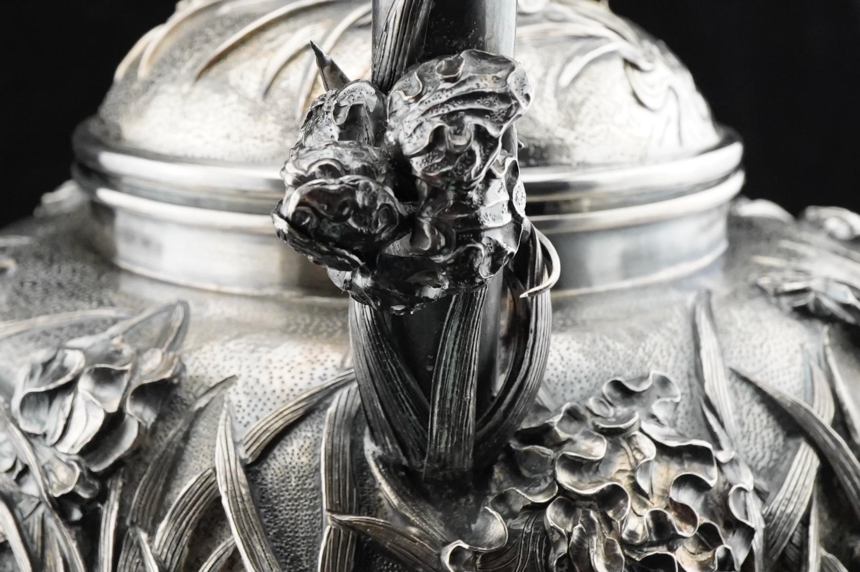 Tetera de plata japonesa del periodo Meiji con repulsado masivo sobre soporte, de Konoike. en Excelente estado para la venta en Sarasota, FL