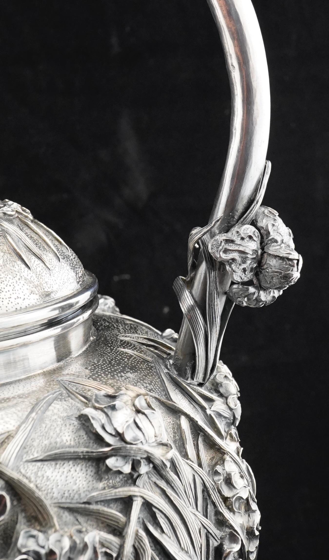 Tetera de plata japonesa del periodo Meiji con repulsado masivo sobre soporte, de Konoike. siglo XIX en venta