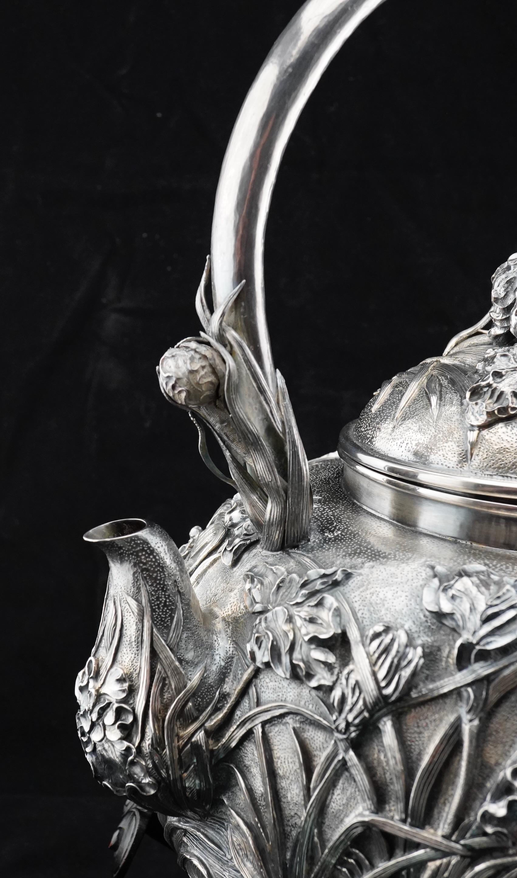Tetera de plata japonesa del periodo Meiji con repulsado masivo sobre soporte, de Konoike. Silver en venta