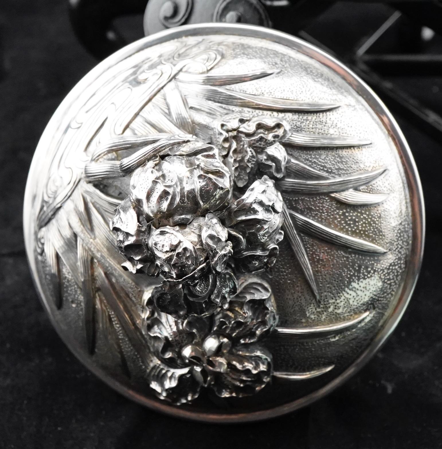 Tetera de plata japonesa del periodo Meiji con repulsado masivo sobre soporte, de Konoike. en venta 1