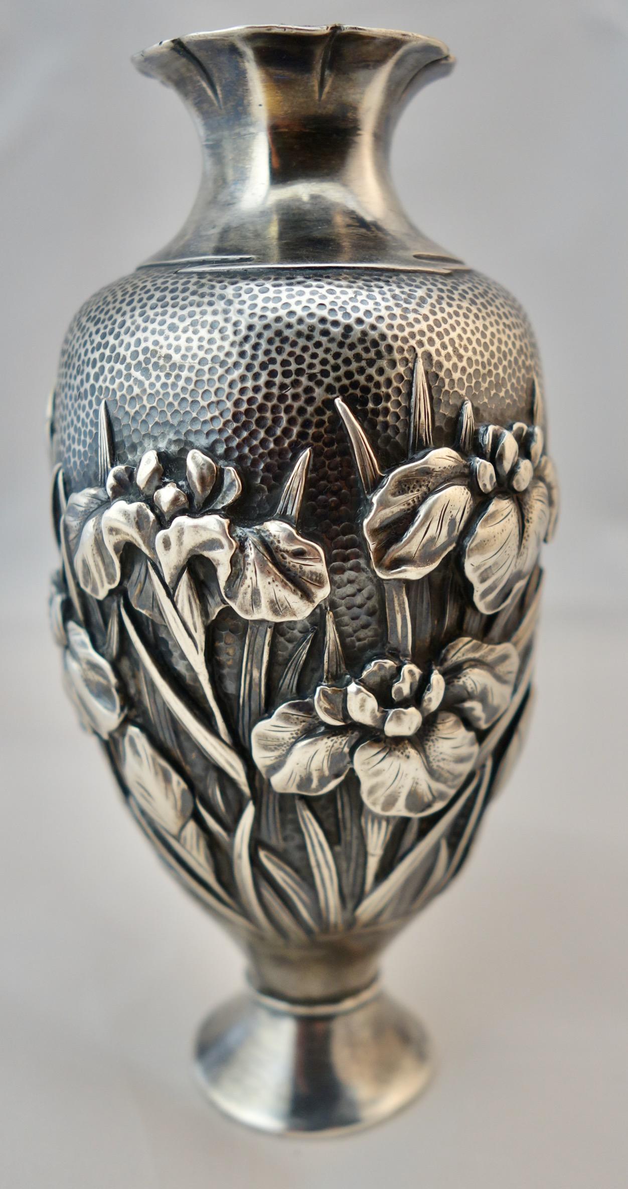 Japanische Silber-Repoussiervase mit feinem Dekor aus geblasenen Irisblüten. Es stammt aus der Meiji-Zeit, etwa aus den 1890er Jahren. Die Vase ist 5 1/4