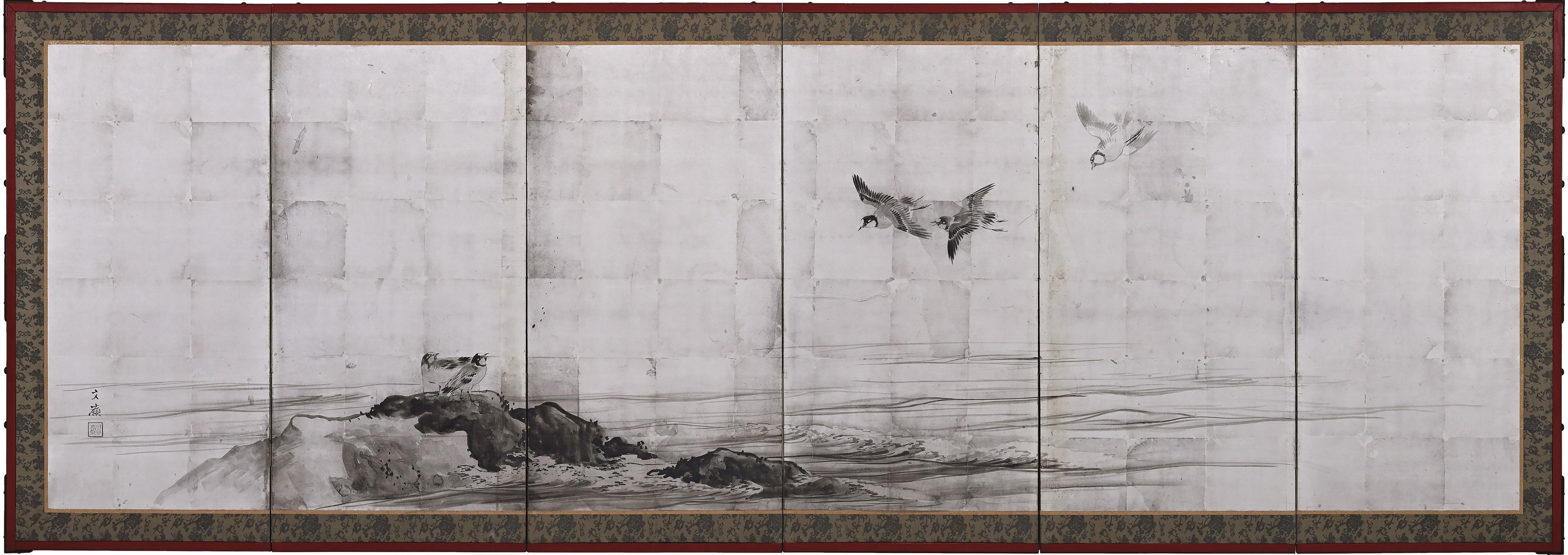 Reiher & Regenpfeifer

Tusche und Blattsilber auf Papier

Maekawa Bunrei (1837-1917)

Zwei niedrige japanische Paravents mit sechs Tafeln von Maekawa Bunrei, einem späteren Meister der Shijo-Malschule aus Kyoto. Auf dem rechten Bildschirm steht ein