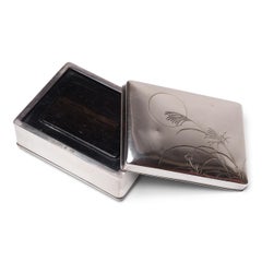 Caja de baratijas japonesa de plata con luna llena y hierba, c. 1900