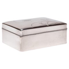 Caja de baratijas japonesa de plata con luna llena y hierba, c. 1900