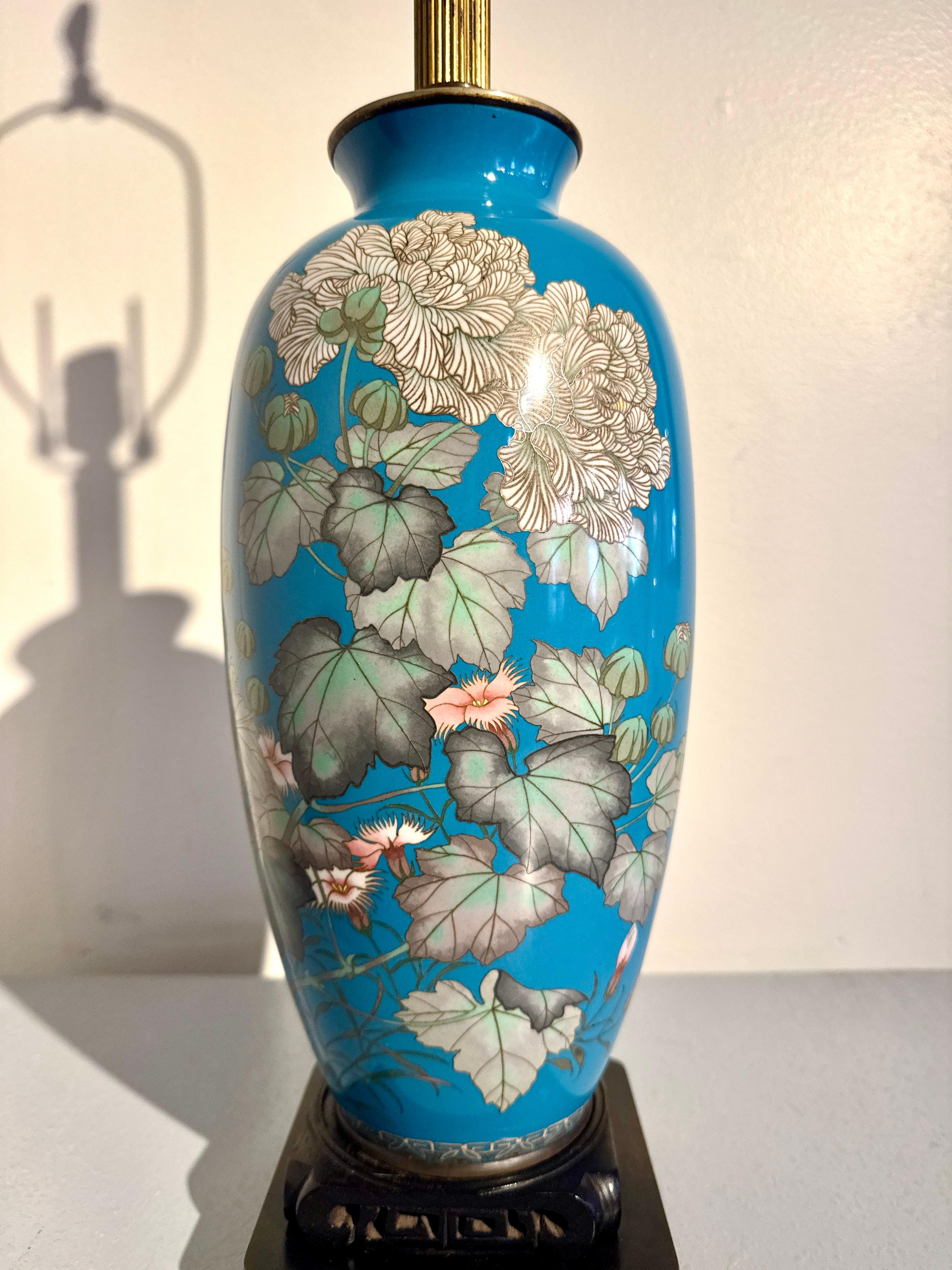 Vaso cloisonne giapponese con fondo turchese e filo d'argento, ora montato come lampada, periodo Meiji, circa 1900, Giappone.

Il vaso alto ha un'elegante forma rouleau, con collo e corpo dritti, cibo leggermente affusolato e bocca estroflessa.