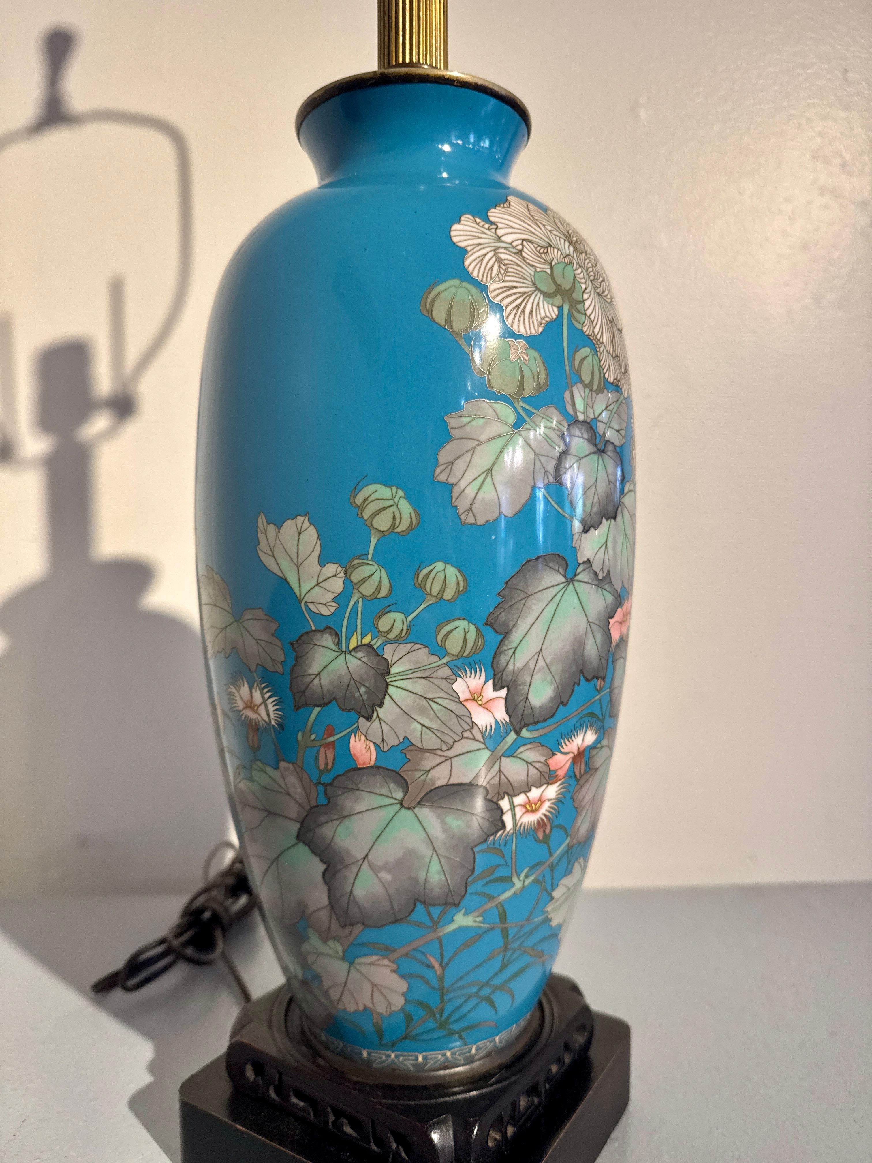 Giapponese Lampada giapponese con vaso in cloisonne a filo d'argento, periodo Meiji, 1900 circa, Giappone in vendita