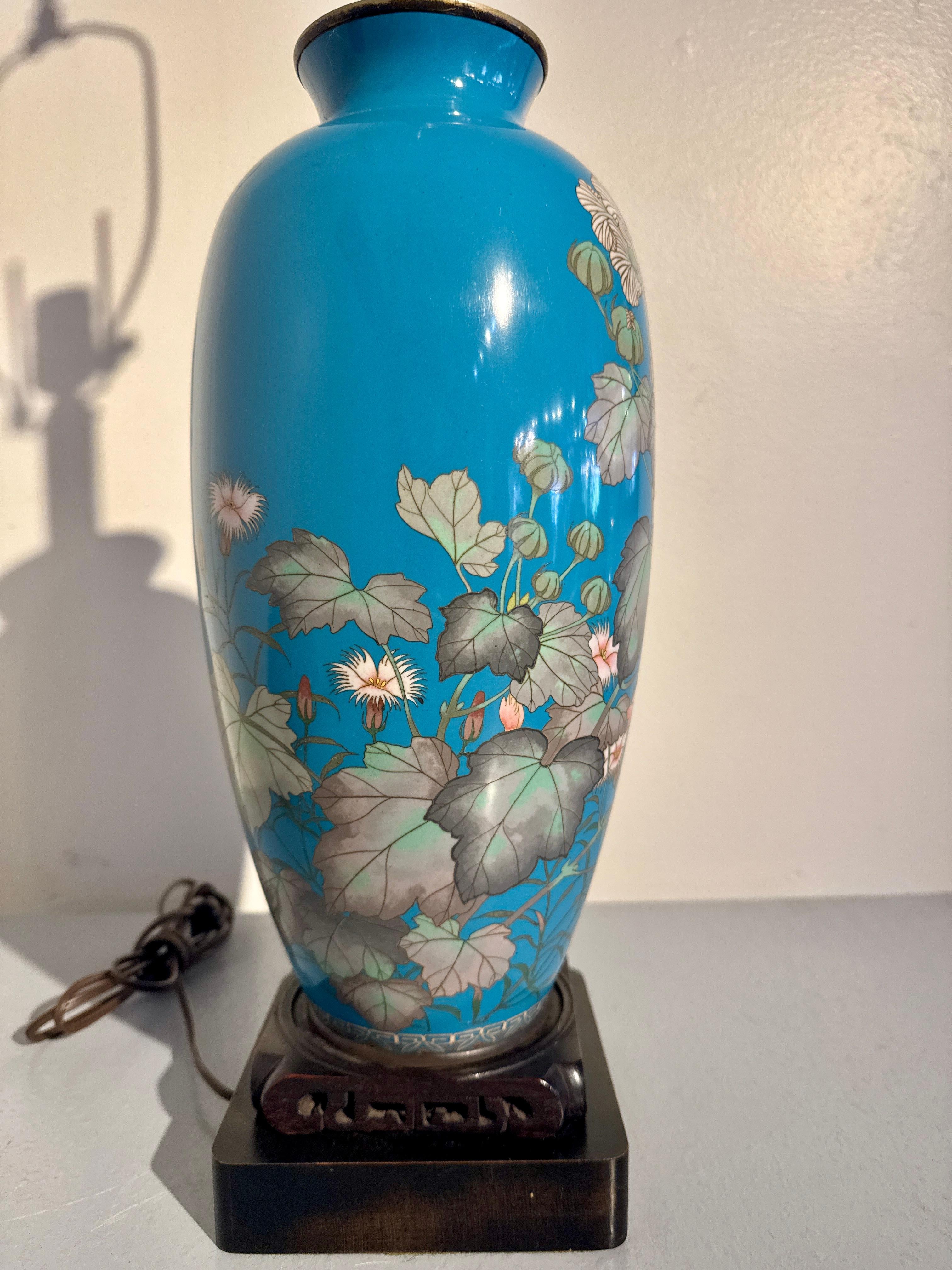 Intagliato a mano Lampada giapponese con vaso in cloisonne a filo d'argento, periodo Meiji, 1900 circa, Giappone in vendita