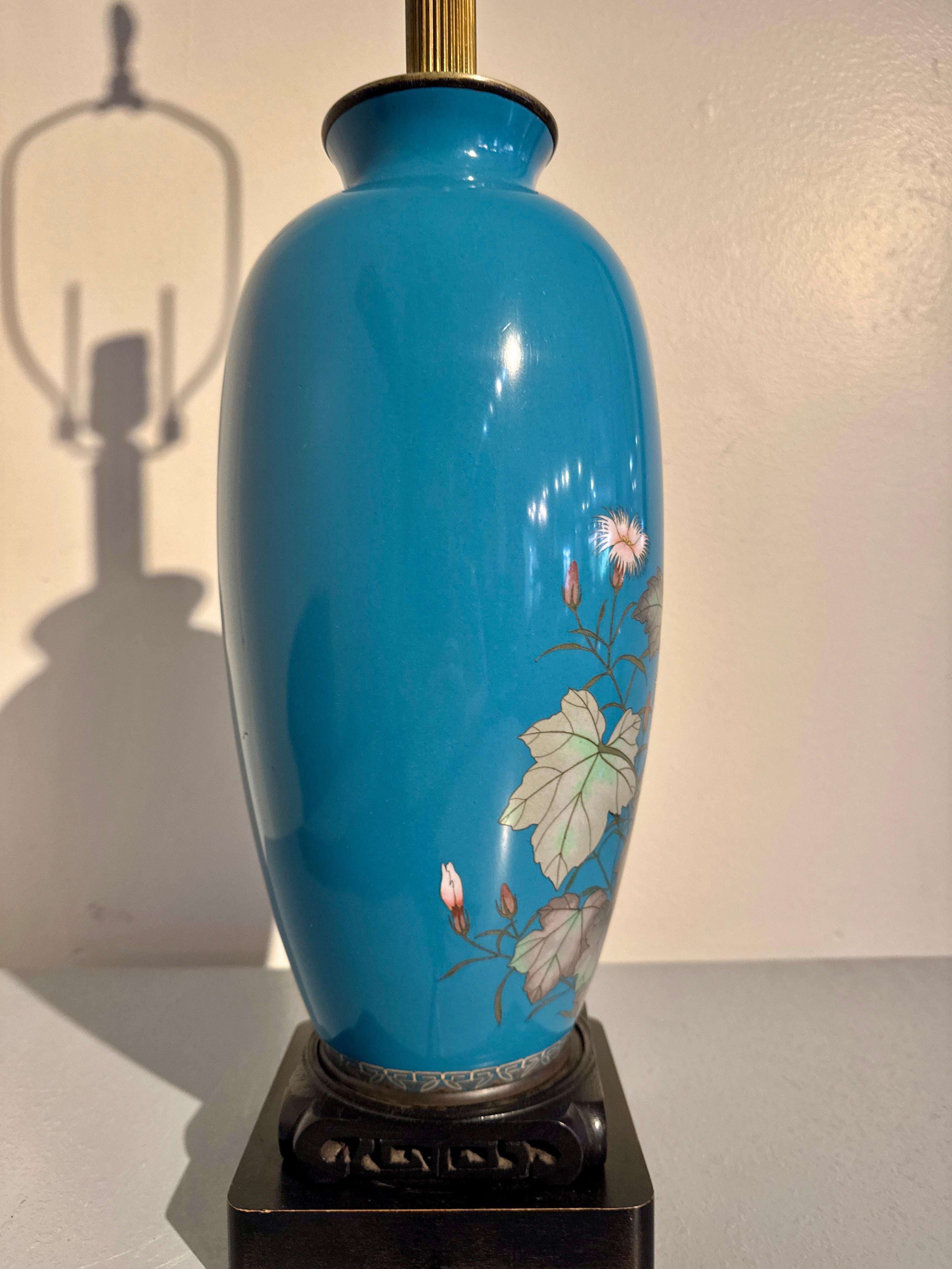 Lampada giapponese con vaso in cloisonne a filo d'argento, periodo Meiji, 1900 circa, Giappone In condizioni buone in vendita a Austin, TX