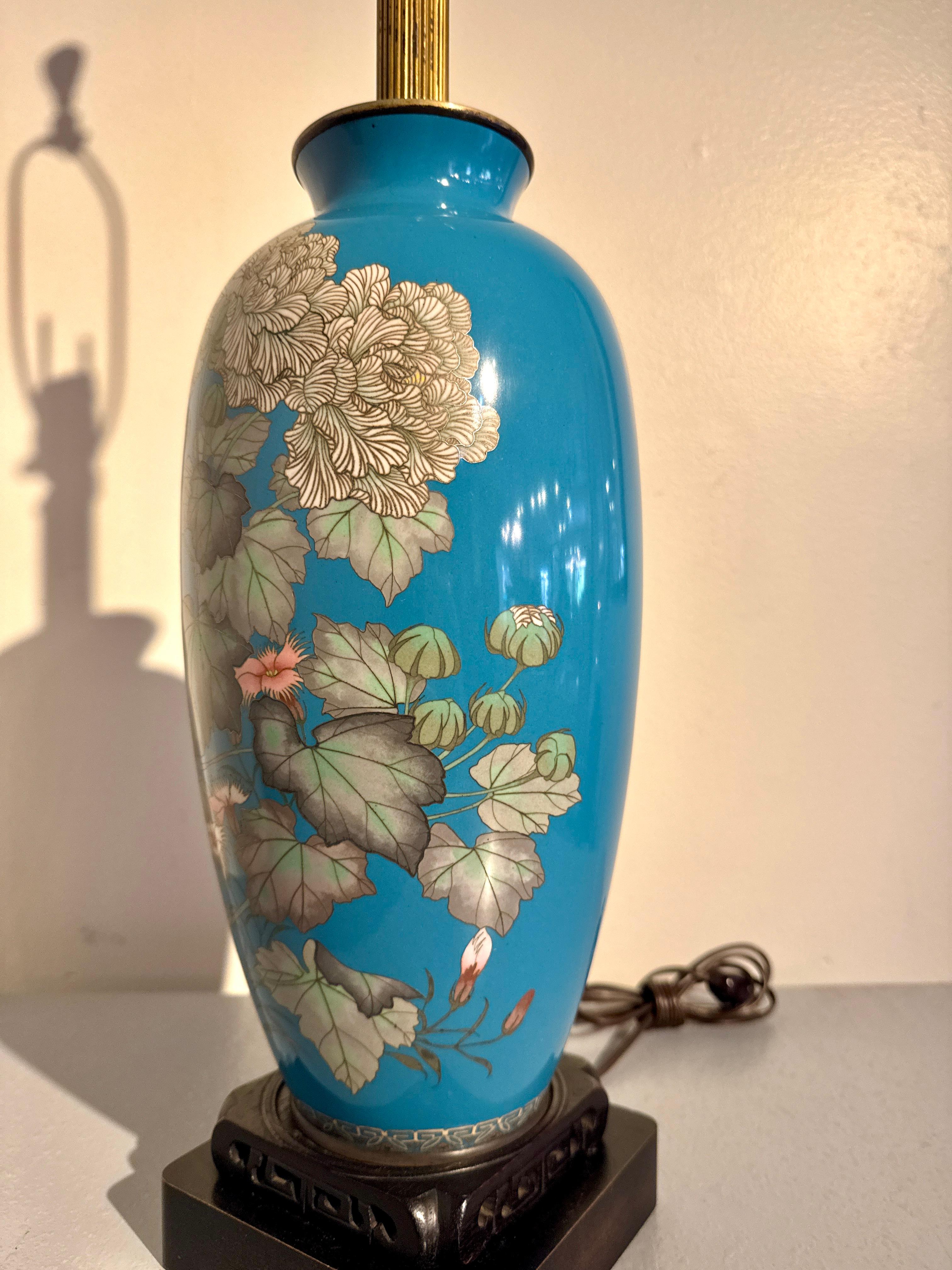 Argento Lampada giapponese con vaso in cloisonne a filo d'argento, periodo Meiji, 1900 circa, Giappone in vendita
