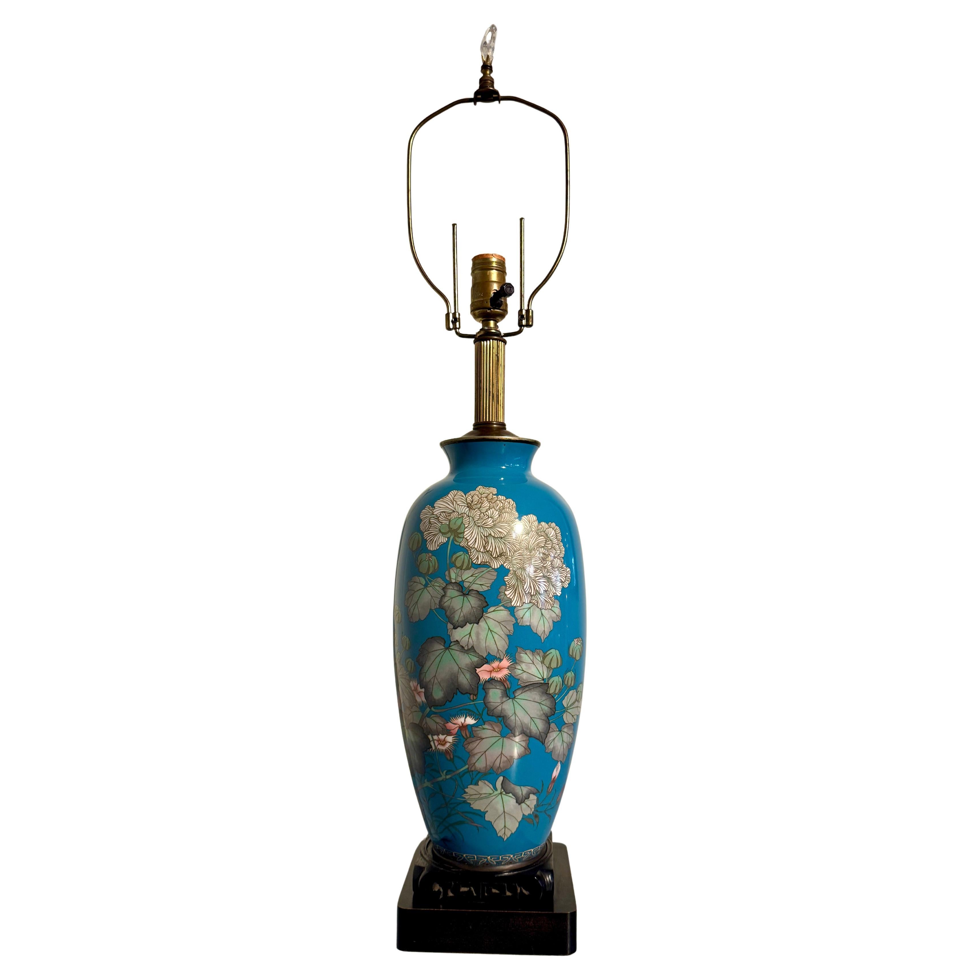 Lampada giapponese con vaso in cloisonne a filo d'argento, periodo Meiji, 1900 circa, Giappone